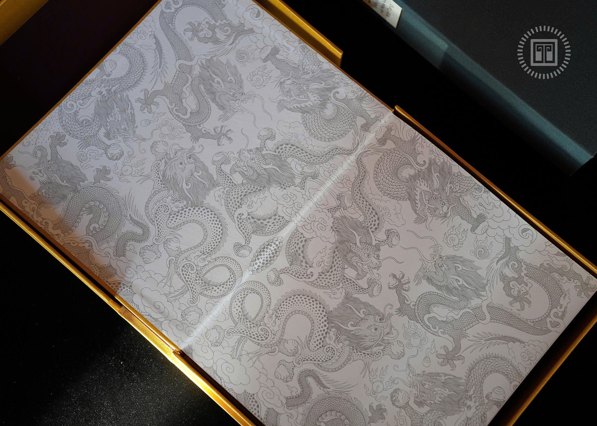 Bach Khoa Toan Thu Bieu Tuong Va Hoa Van Mat Tang - An Ban Gioi Han - Bia Buckram - Ban Co Hop + Chu Ky Tac Gia Va Dich Gia - Ảnh 11