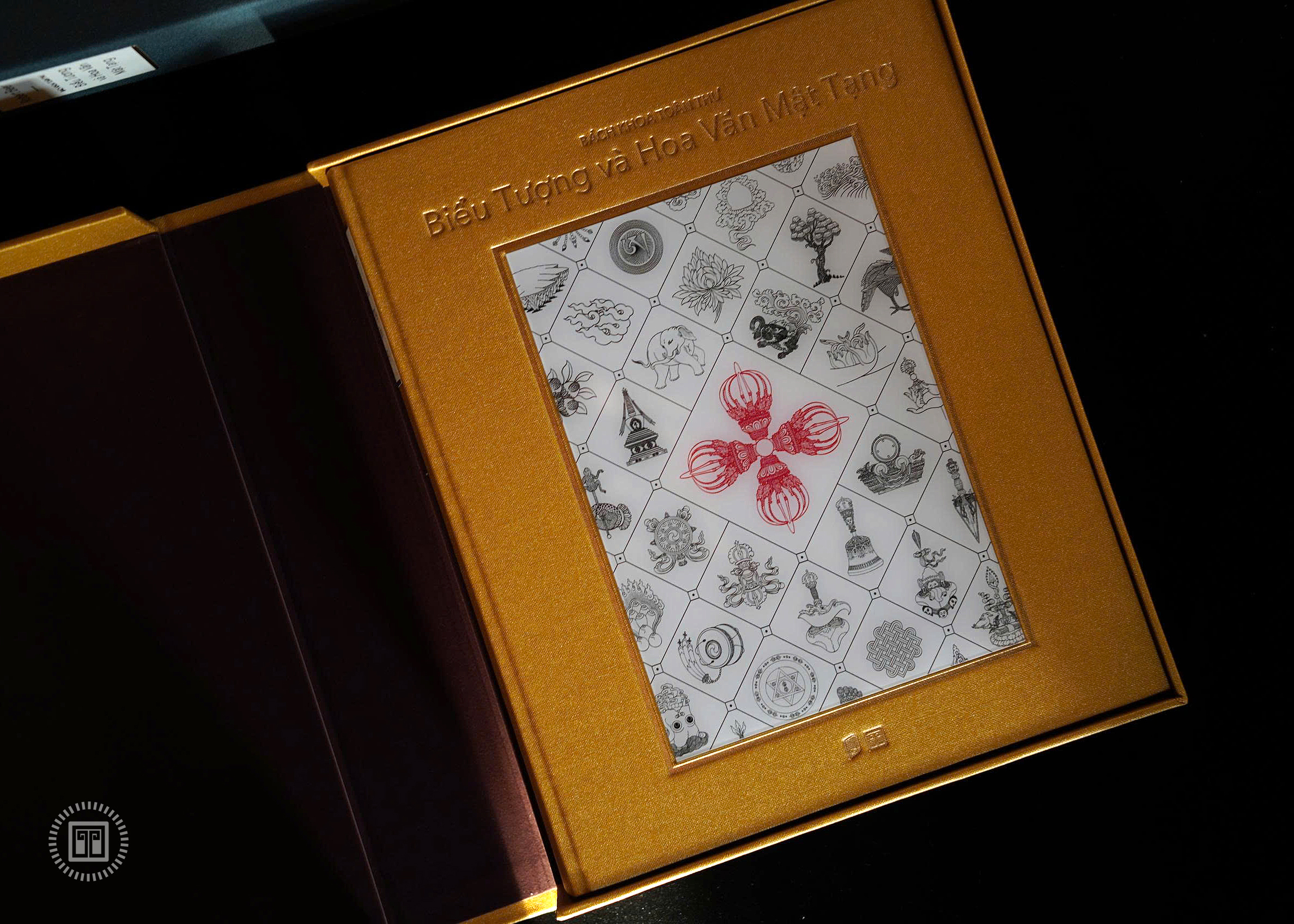 Bach Khoa Toan Thu Bieu Tuong Va Hoa Van Mat Tang - An Ban Gioi Han - Bia Buckram - Ban Co Hop + Chu Ky Tac Gia Va Dich Gia - Ảnh 2