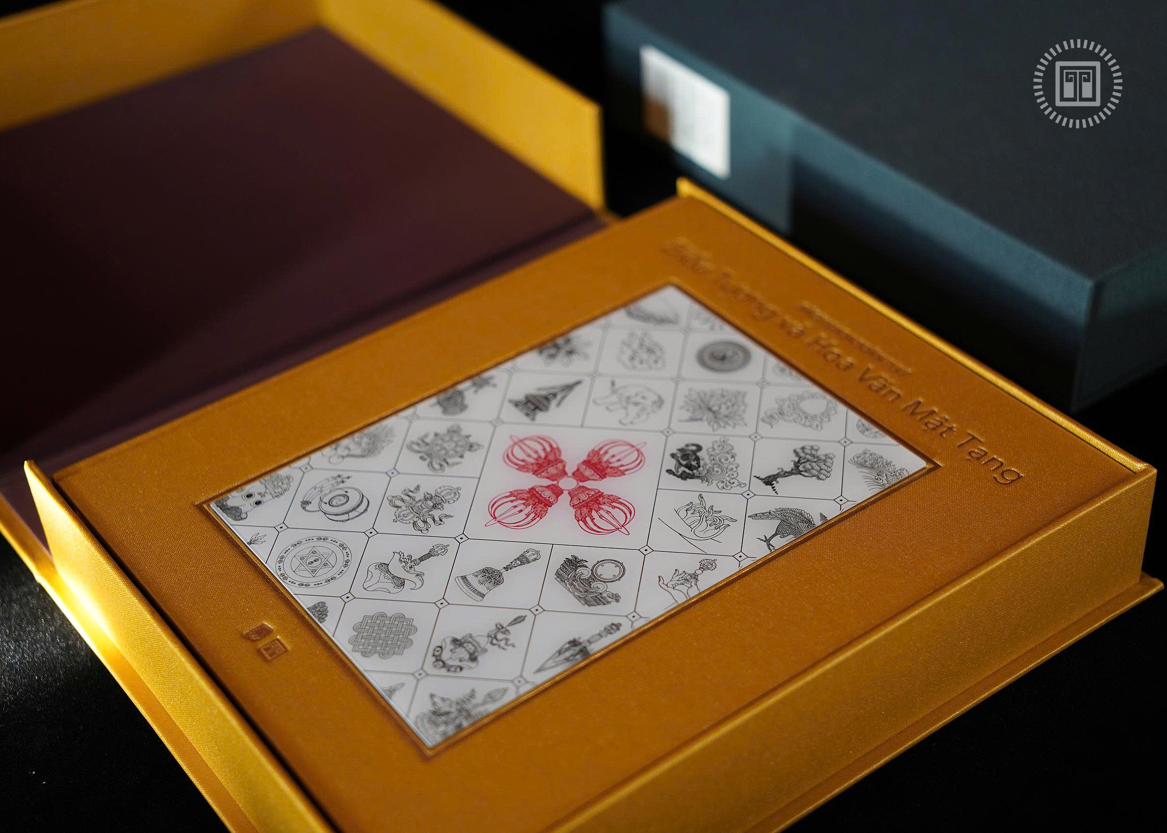 Bach Khoa Toan Thu Bieu Tuong Va Hoa Van Mat Tang - An Ban Gioi Han - Bia Buckram - Ban Co Hop + Chu Ky Tac Gia Va Dich Gia - Ảnh 4