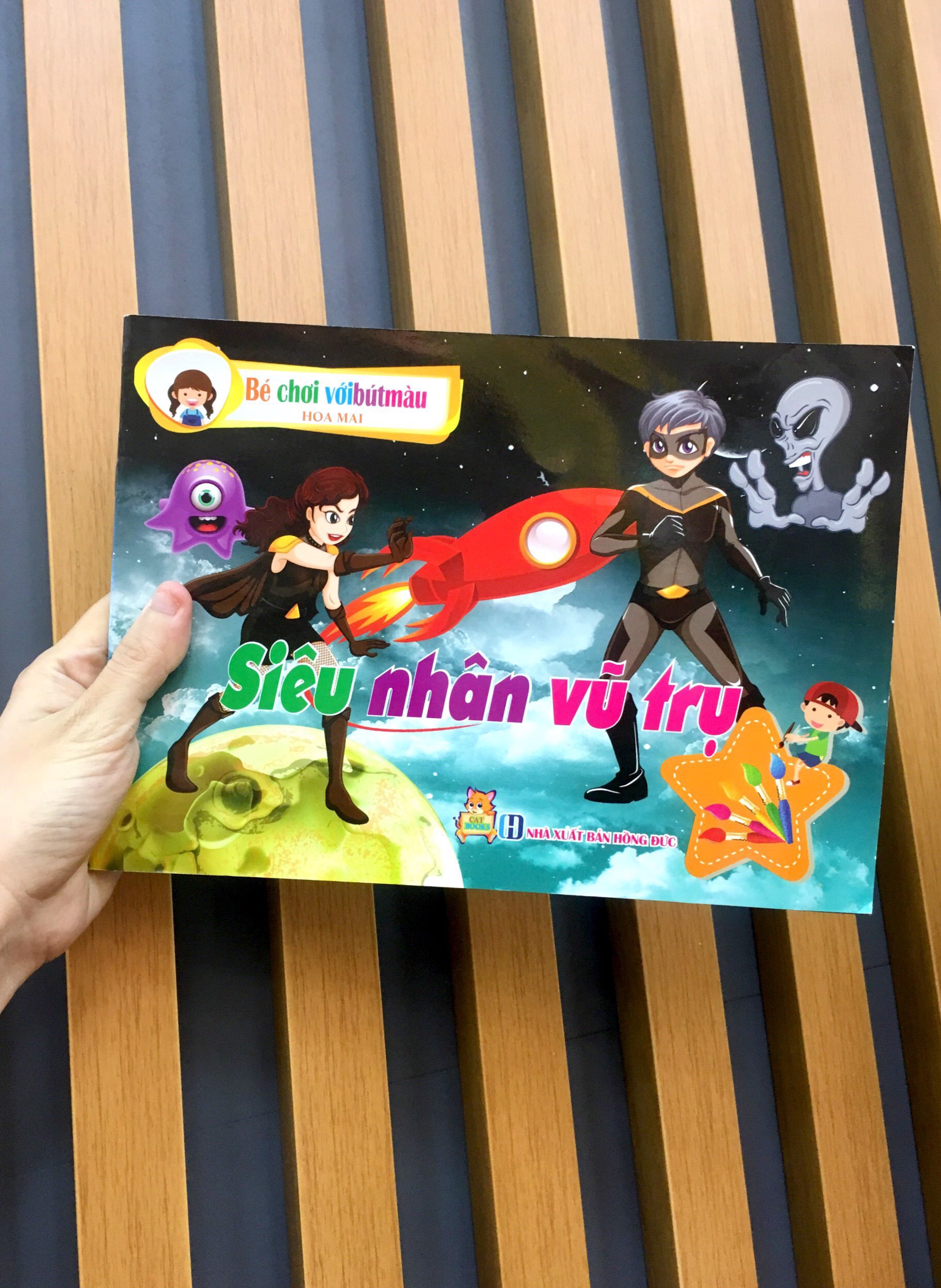 bé chơi với bút màu - siêu nhân với vũ trụ - Ảnh 11