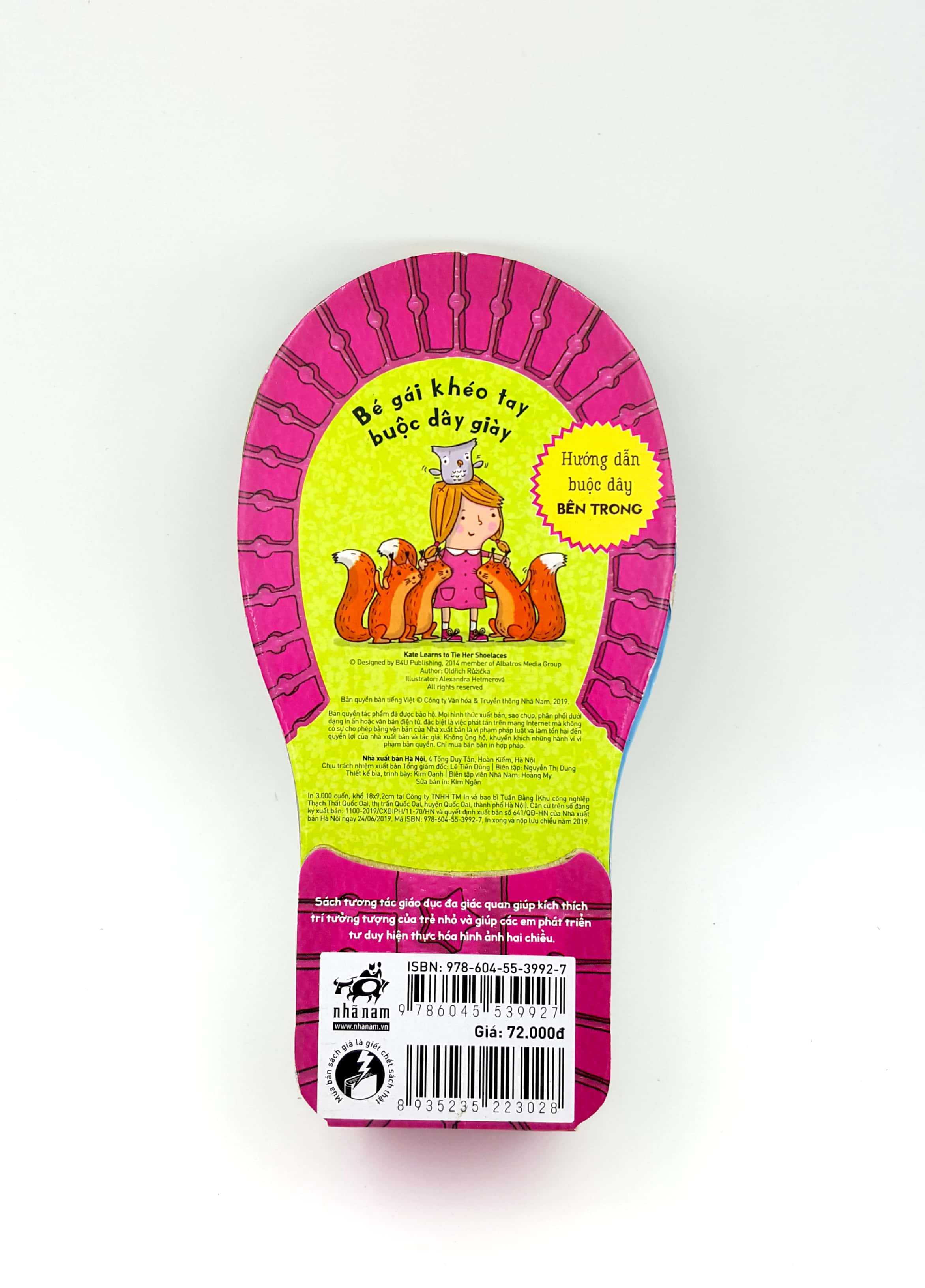 bé gái khéo tay buộc dây giày - Ảnh 4