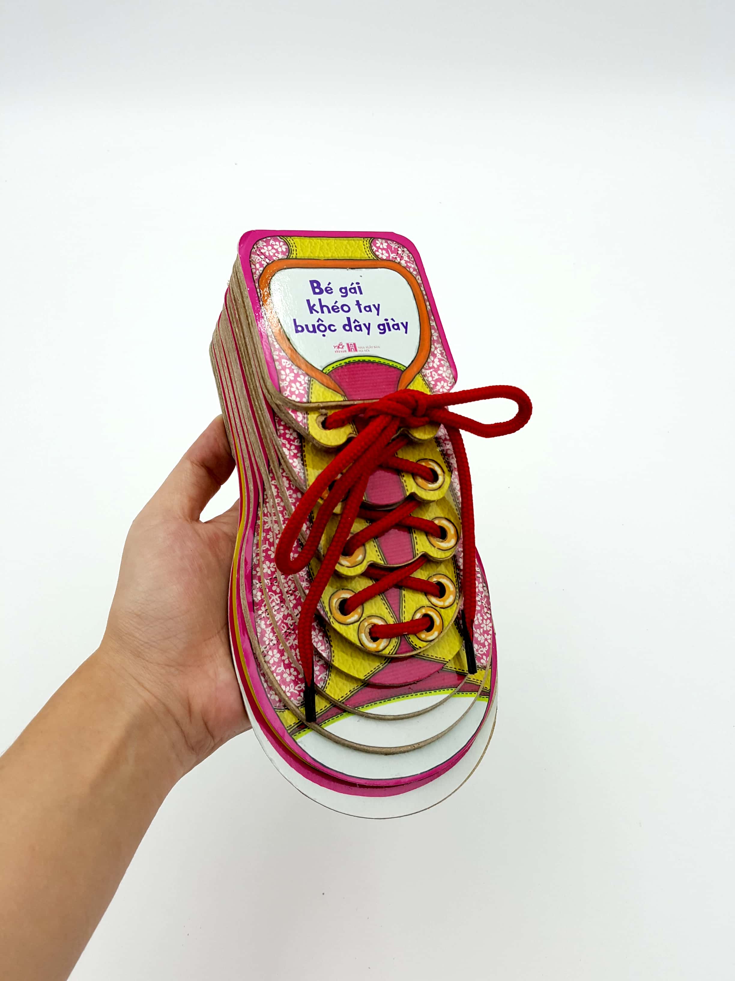 bé gái khéo tay buộc dây giày - Ảnh 5