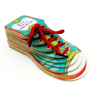 bé trai tháo vát buộc dây giày - Ảnh 2