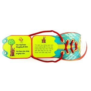 bé trai tháo vát buộc dây giày - Ảnh 3