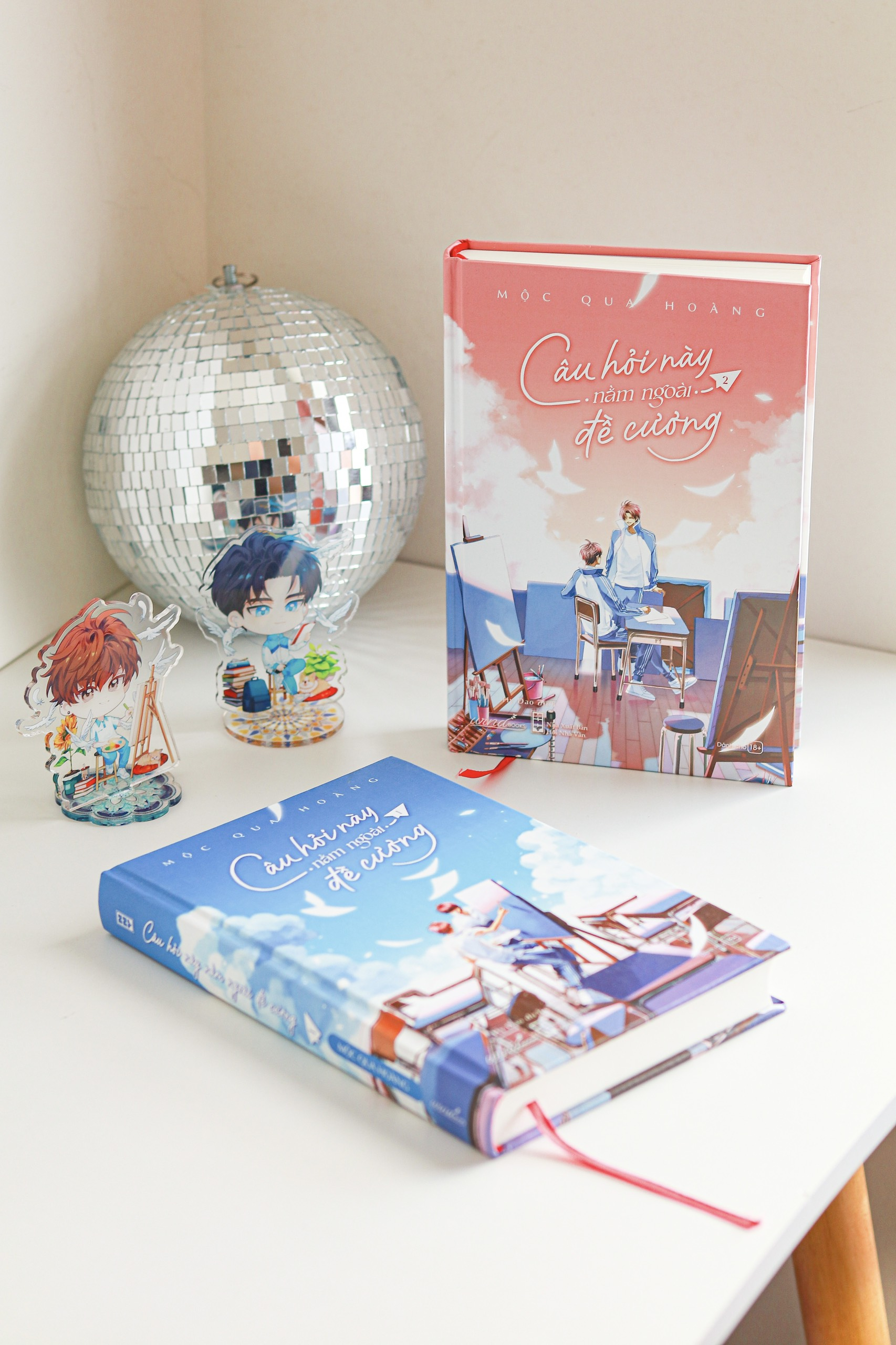 Bộ
Câu Hỏi Này Nằm Ngoài Đề Cương - Tập 2 - Bản Đặc Biệt - Bìa Cứng - Tặng Kèm Bookmark Ivory + Postcard 2 Mặt Bồi Cứng + Standee Chibi Acrylic - Ảnh 11
