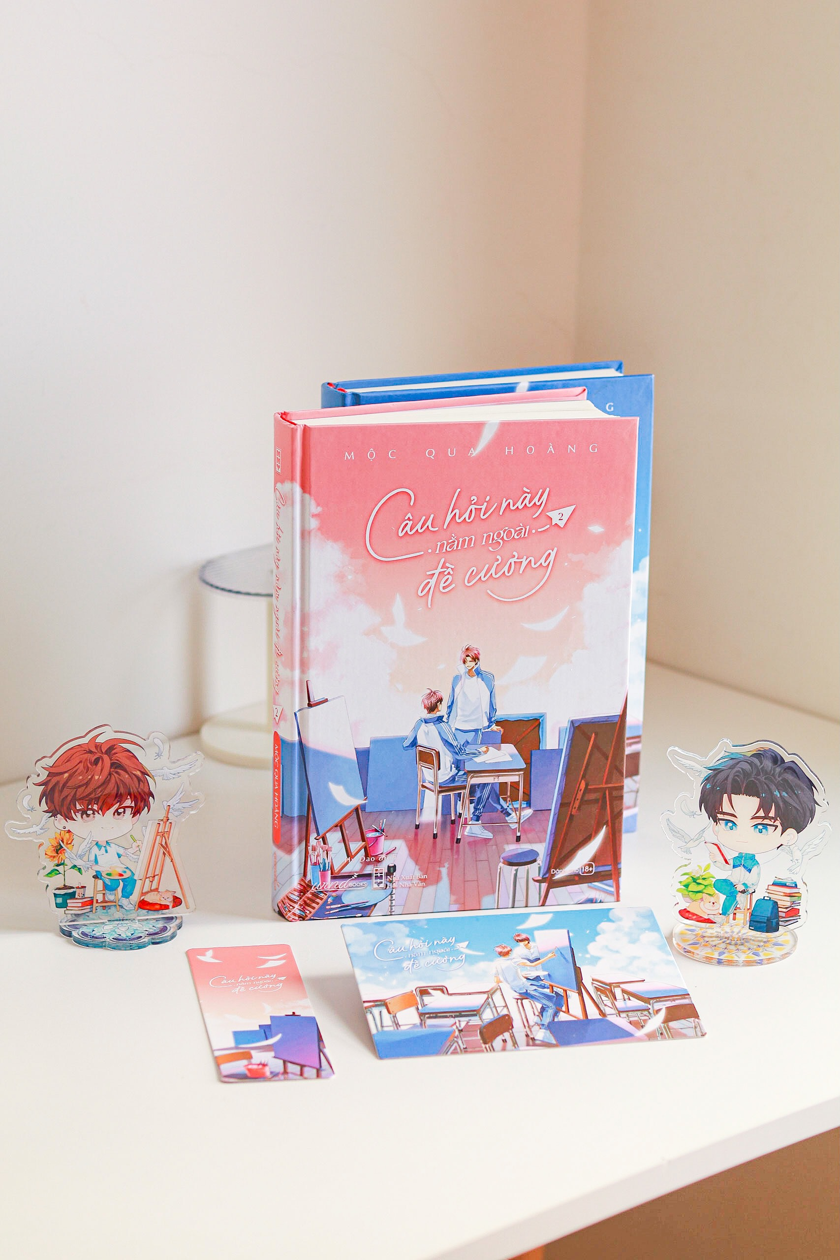 Bộ
Câu Hỏi Này Nằm Ngoài Đề Cương - Tập 2 - Bản Đặc Biệt - Bìa Cứng - Tặng Kèm Bookmark Ivory + Postcard 2 Mặt Bồi Cứng + Standee Chibi Acrylic - Ảnh 5