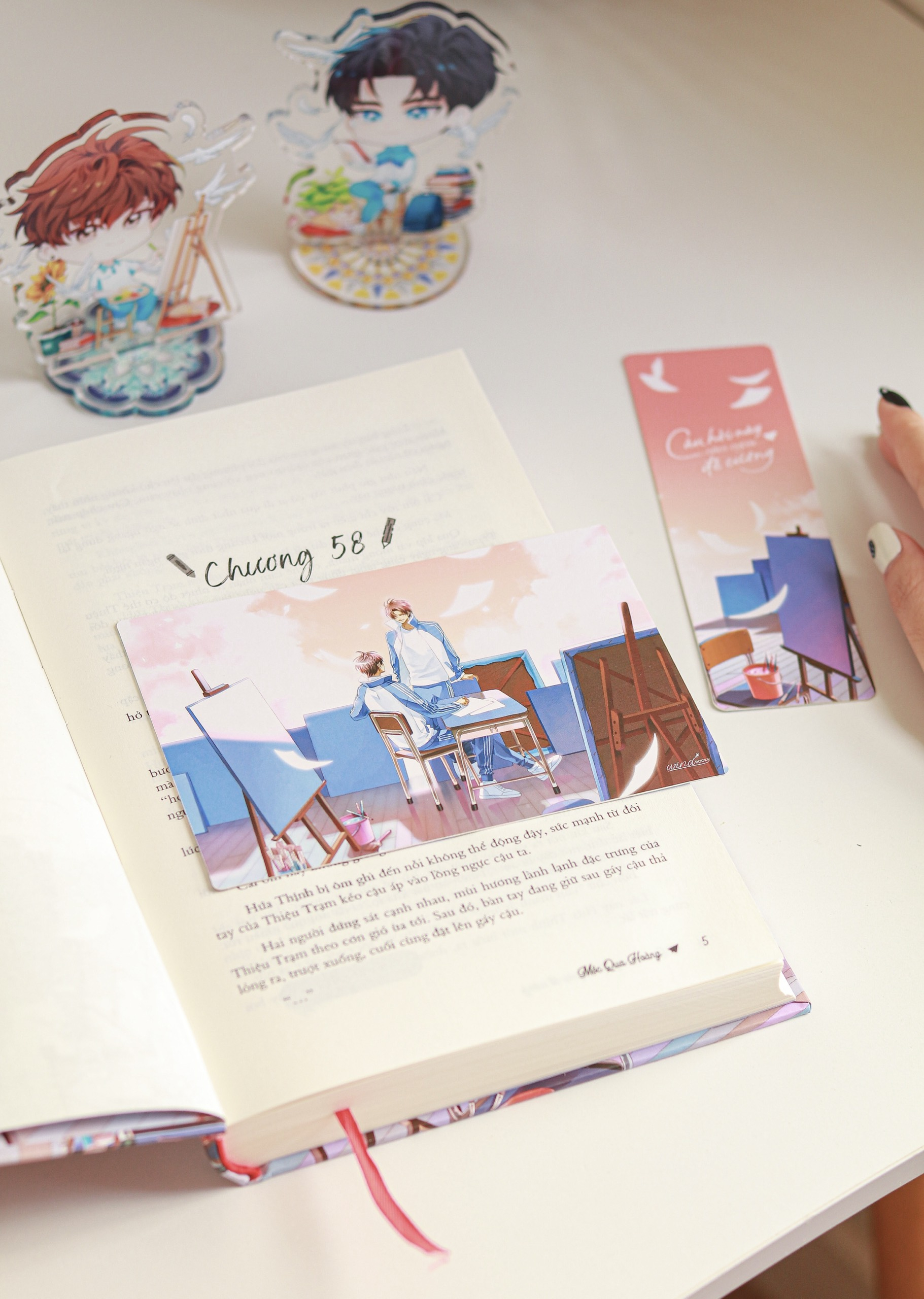 Bộ
Câu Hỏi Này Nằm Ngoài Đề Cương - Tập 2 - Bản Đặc Biệt - Bìa Cứng - Tặng Kèm Bookmark Ivory + Postcard 2 Mặt Bồi Cứng + Standee Chibi Acrylic - Ảnh 8