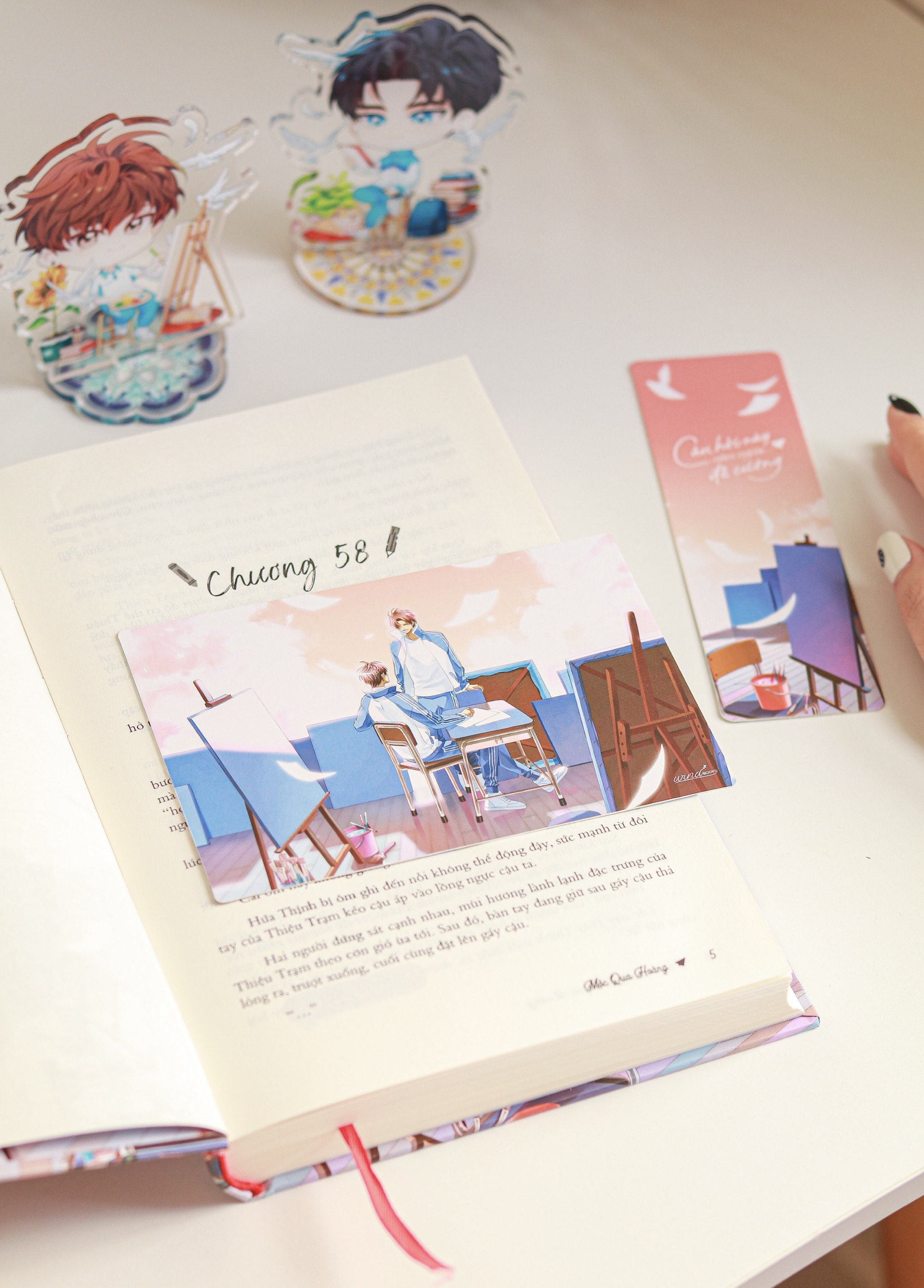 Bộ
Câu Hỏi Này Nằm Ngoài Đề Cương - Tập 2 - Bản Đặc Biệt - Bìa Cứng - Tặng Kèm Bookmark Ivory + Postcard 2 Mặt Bồi Cứng + Standee Chibi Acrylic - Ảnh 9