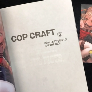 bộ cop craft - cảnh sát đến từ hai thế giới - tập 5 - bản đặc biệt - tặng kèm bookmark + postcard nhũ + mini poster holo - Ảnh 6