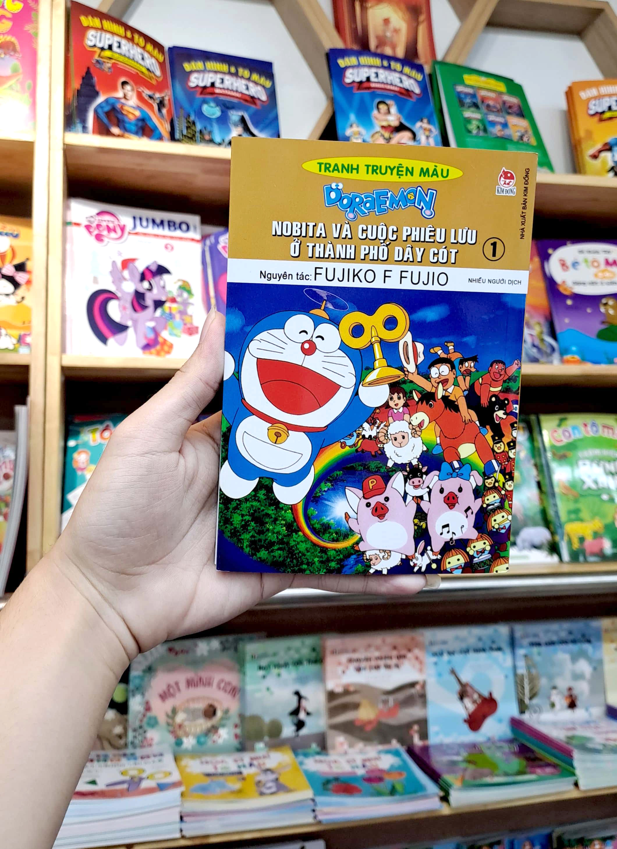 bộ doraemon - tranh truyện màu - nobita và cuộc phiêu lưu ở thành phố dây cót - tập 1 (tái bản 2023) - Ảnh 10