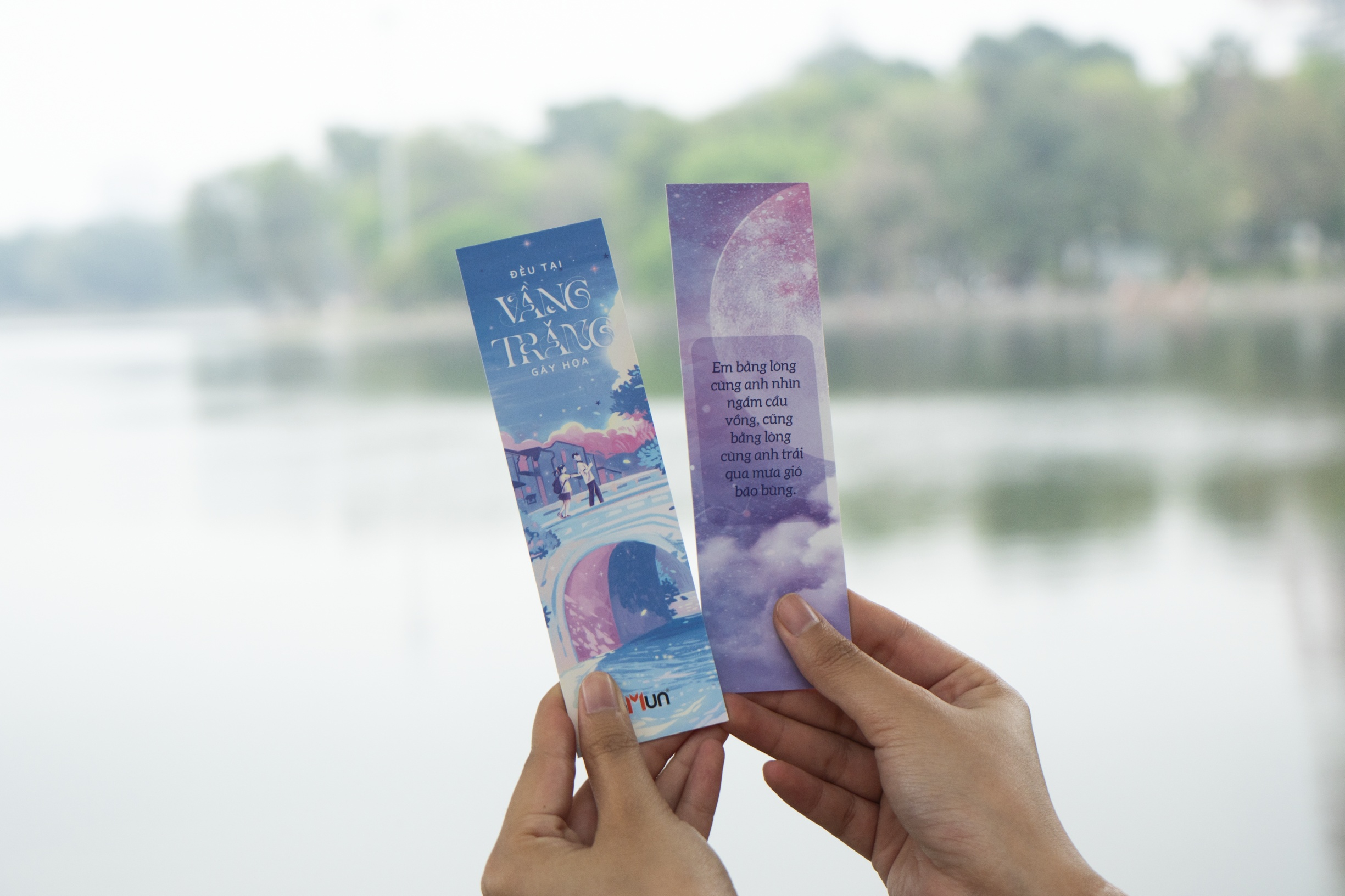 bộ sách đều tại vầng trăng gây họa - tập 1+2 (bộ 2 tập) - bản đặc biệt - tặng kèm 2 bookmark bồi cứng + 1 poscard có chữ ký tác giả + 1 poscard gấp xé + 2 thẻ card - Ảnh 12