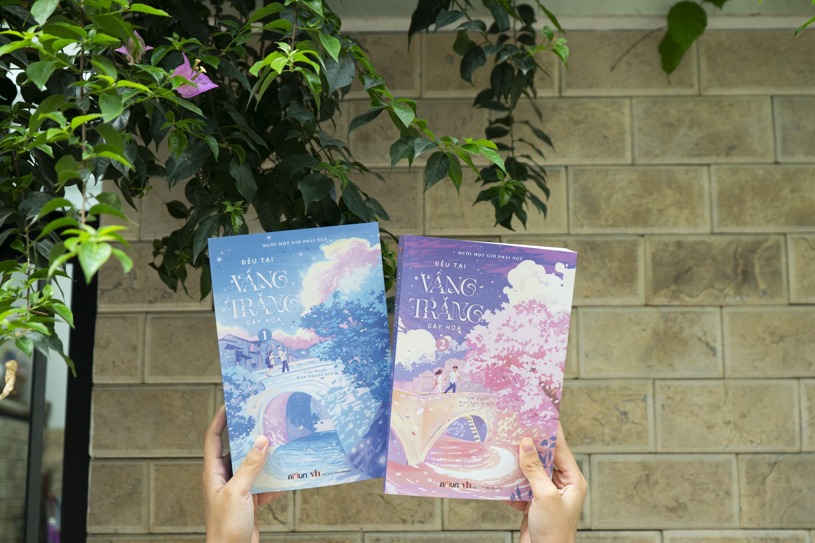 bộ sách đều tại vầng trăng gây họa - tập 1+2 (bộ 2 tập) - bản đặc biệt - tặng kèm 2 bookmark bồi cứng + 1 poscard có chữ ký tác giả + 1 poscard gấp xé + 2 thẻ card - Ảnh 4