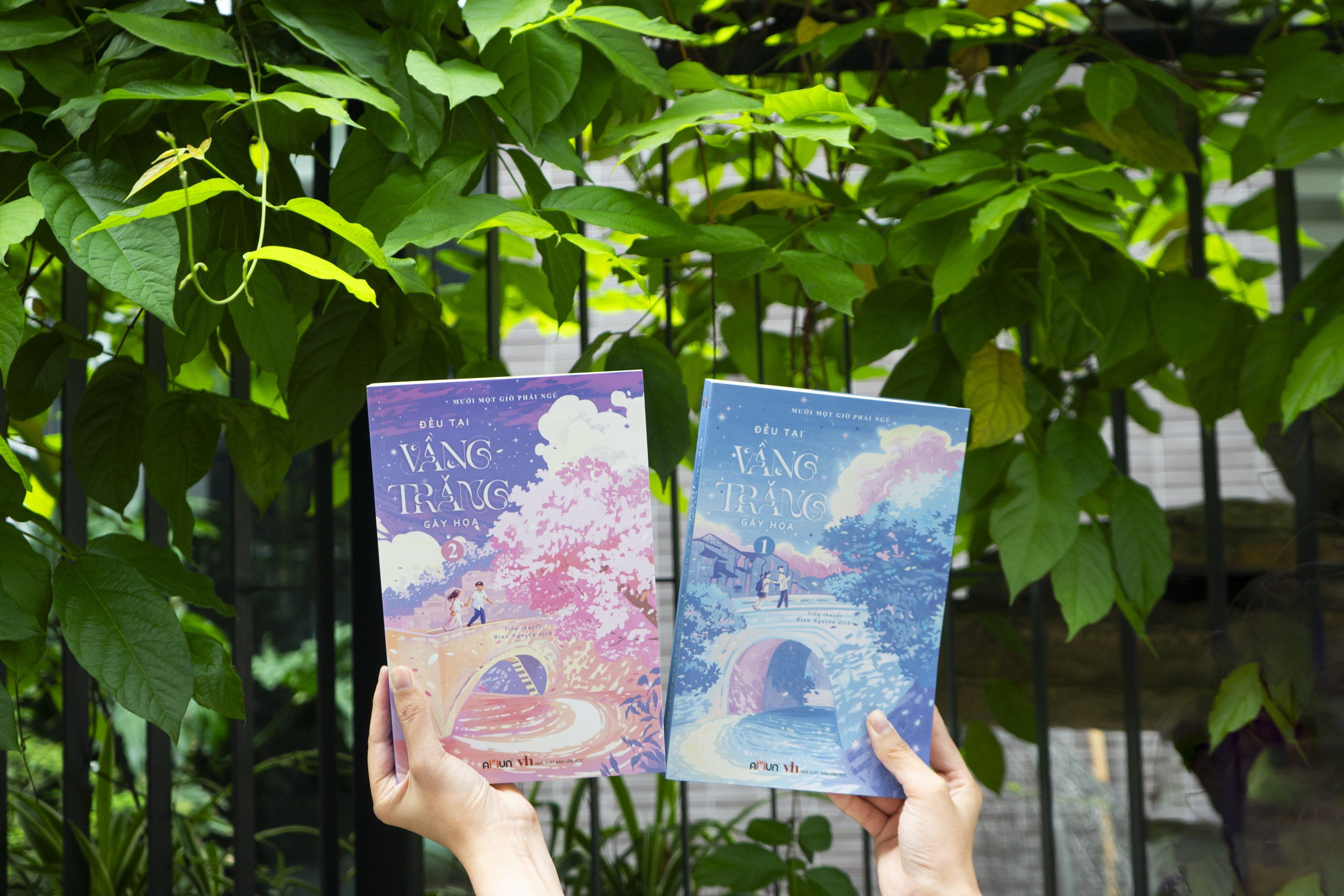 bộ sách đều tại vầng trăng gây họa - tập 1+2 (bộ 2 tập) - bản đặc biệt - tặng kèm 2 bookmark bồi cứng + 1 poscard có chữ ký tác giả + 1 poscard gấp xé + 2 thẻ card - Ảnh 5