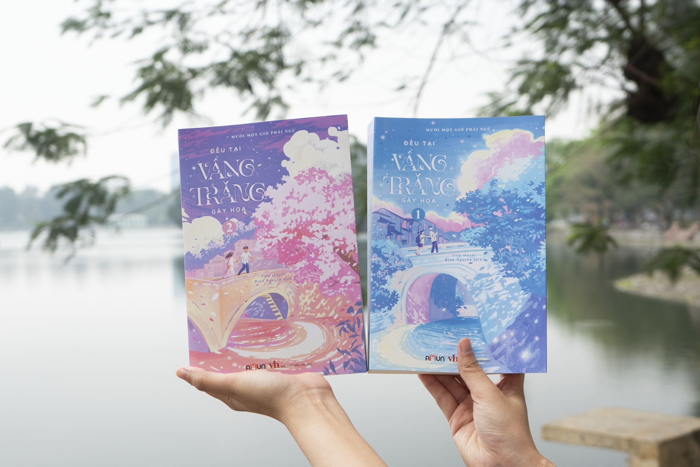 bộ sách đều tại vầng trăng gây họa - tập 1+2 (bộ 2 tập) - bản đặc biệt - tặng kèm 2 bookmark bồi cứng + 1 poscard có chữ ký tác giả + 1 poscard gấp xé + 2 thẻ card - Ảnh 6