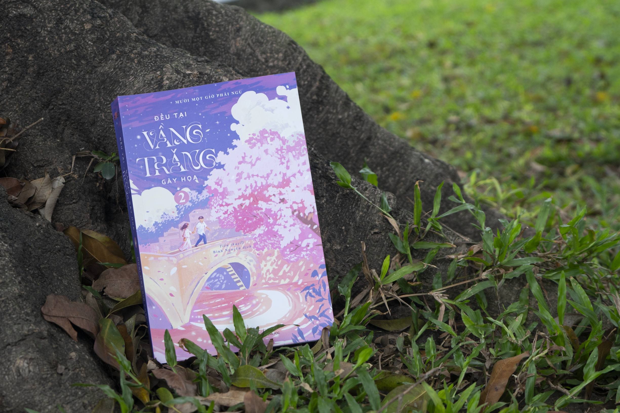 bộ sách đều tại vầng trăng gây họa - tập 1+2 (bộ 2 tập) - bản đặc biệt - tặng kèm 2 bookmark bồi cứng + 1 poscard có chữ ký tác giả + 1 poscard gấp xé + 2 thẻ card - Ảnh 8