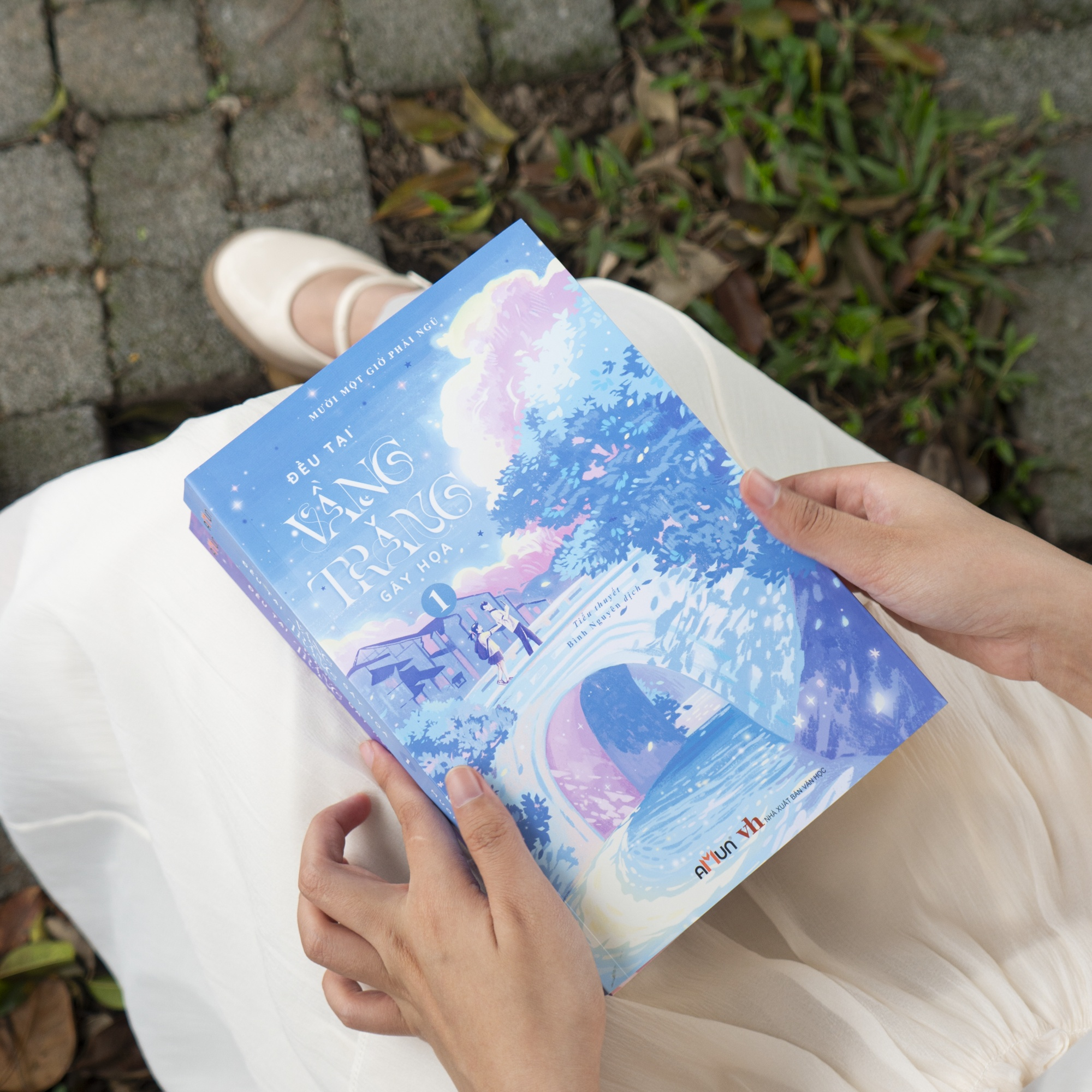 bộ sách đều tại vầng trăng gây họa - tập 1+2 (bộ 2 tập) - bản đặc biệt - tặng kèm 2 bookmark bồi cứng + 1 poscard có chữ ký tác giả + 1 poscard gấp xé + 2 thẻ card - Ảnh 9