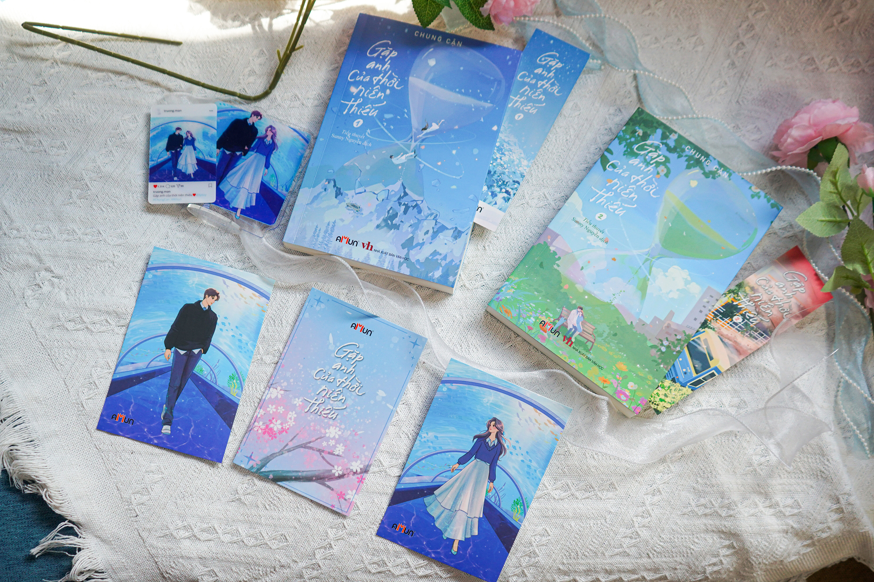 Bộ Sách Gặp Anh Của Thời Niên Thiếu - Tập 1 + Tập 2 (Bộ 2 Tập) - Bản Đặc Biệt - Tặng Kèm 2 Bookmark Bồi Cứng + 1 Postcard Chữ Ký In + 2 Postcard Nhân Vật + 1 Card PVC + 1 Standee Mica - Ảnh 16