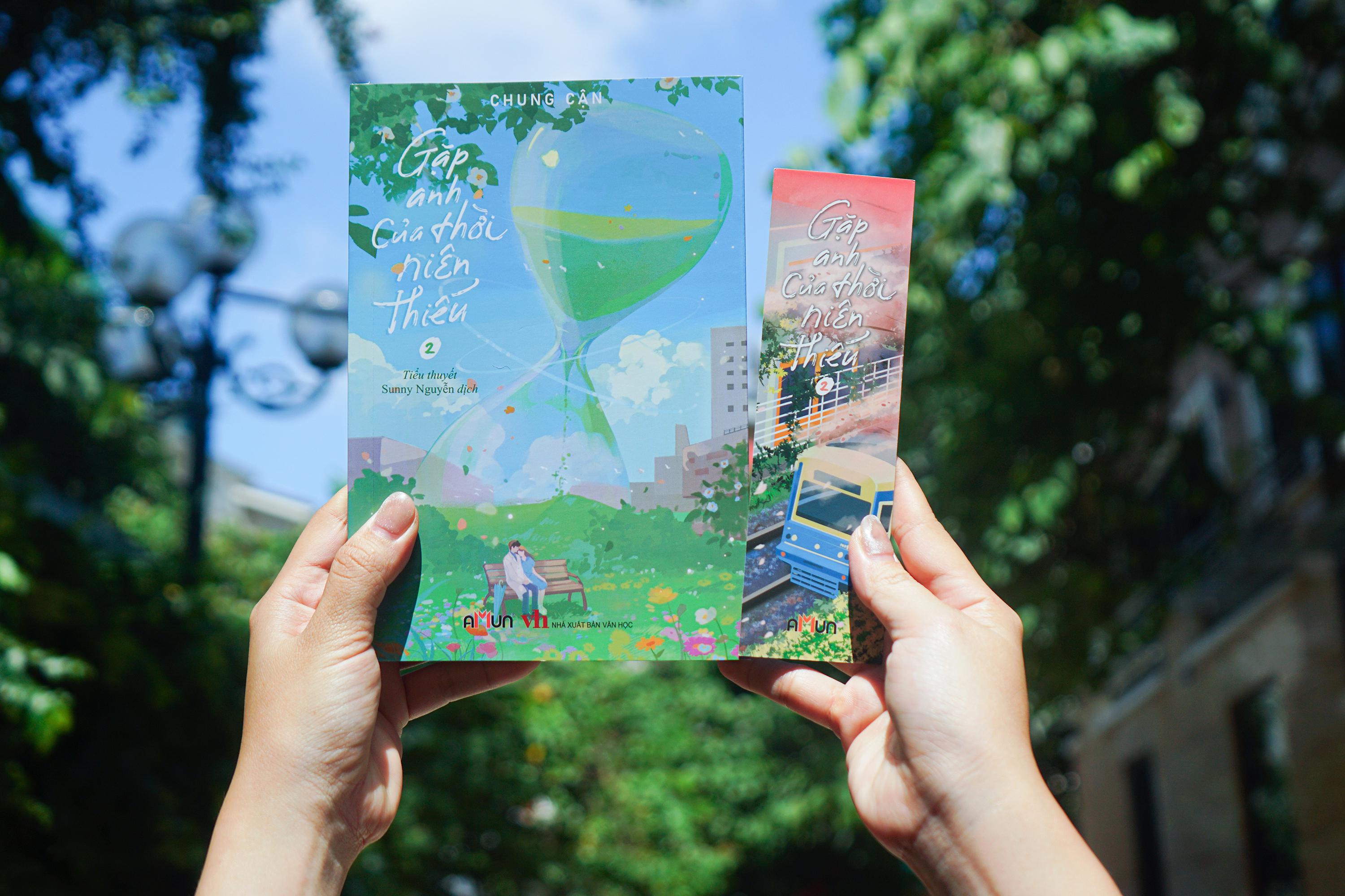 Bộ Sách Gặp Anh Của Thời Niên Thiếu - Tập 1 + Tập 2 (Bộ 2 Tập) - Bản Đặc Biệt - Tặng Kèm 2 Bookmark Bồi Cứng + 1 Postcard Chữ Ký In + 2 Postcard Nhân Vật + 1 Card PVC + 1 Standee Mica - Ảnh 24
