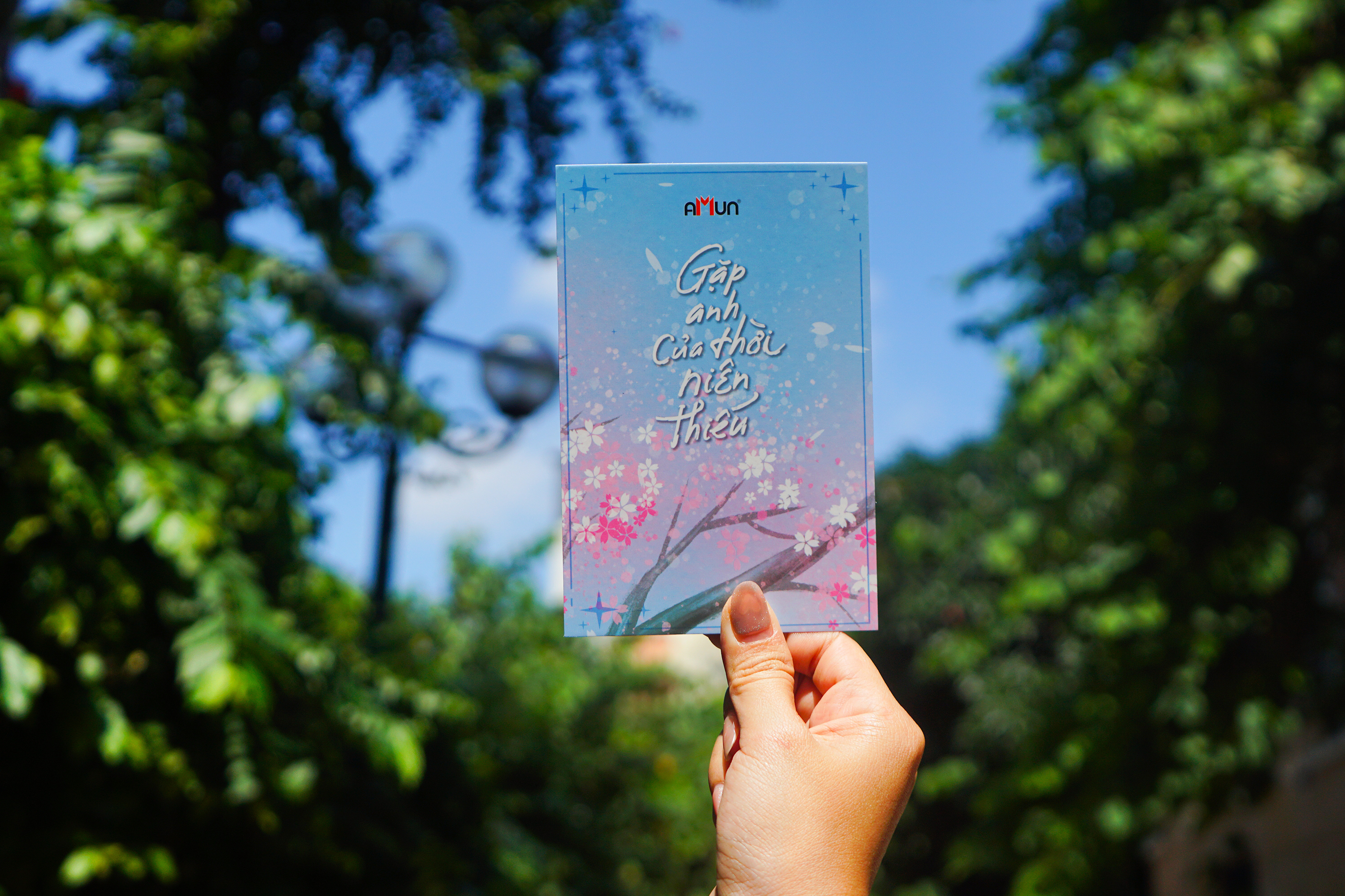 Bộ Sách Gặp Anh Của Thời Niên Thiếu - Tập 1 + Tập 2 (Bộ 2 Tập) - Bản Đặc Biệt - Tặng Kèm 2 Bookmark Bồi Cứng + 1 Postcard Chữ Ký In + 2 Postcard Nhân Vật + 1 Card PVC + 1 Standee Mica - Ảnh 26