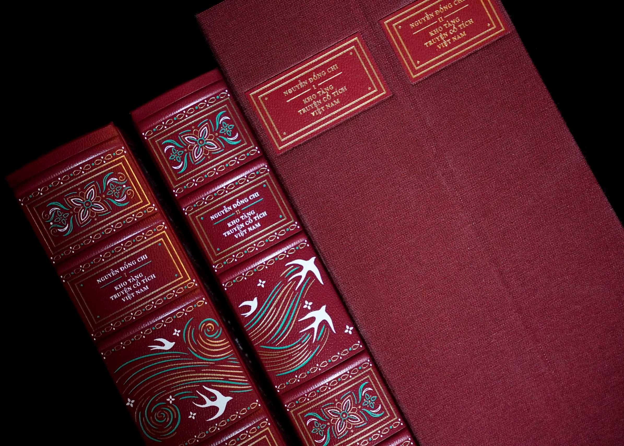 Bộ Sách Kho Tàng Truyện Cổ Tích Việt Nam - Quyển 1 + Quyển 2 (Bộ 2 Quyển) - Bìa Da - Phiên Bản Có Hộp - Ấn Bản Giới Hạn - Ảnh 3