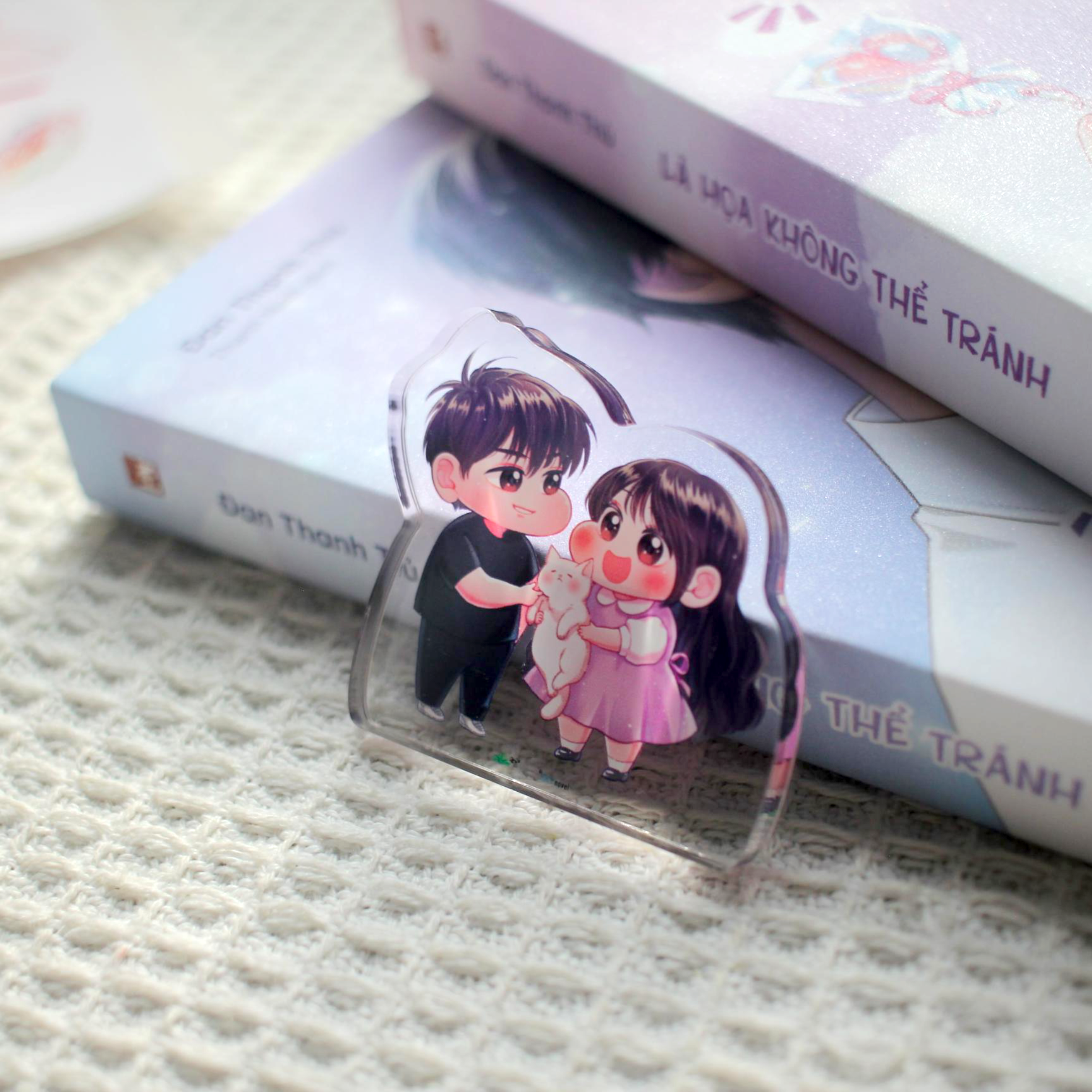Bộ Sách Là Họa Không Thể Tránh - Tập 1 + Tập 2 (Bộ 2 Tập) - Bản Đặc Biệt - Tặng Kèm 2 Bookmark + 2 Card Bo Góc Cán Màng Kim Tuyến Tơ Tằm + 1 Acrylic Block - Ảnh 12