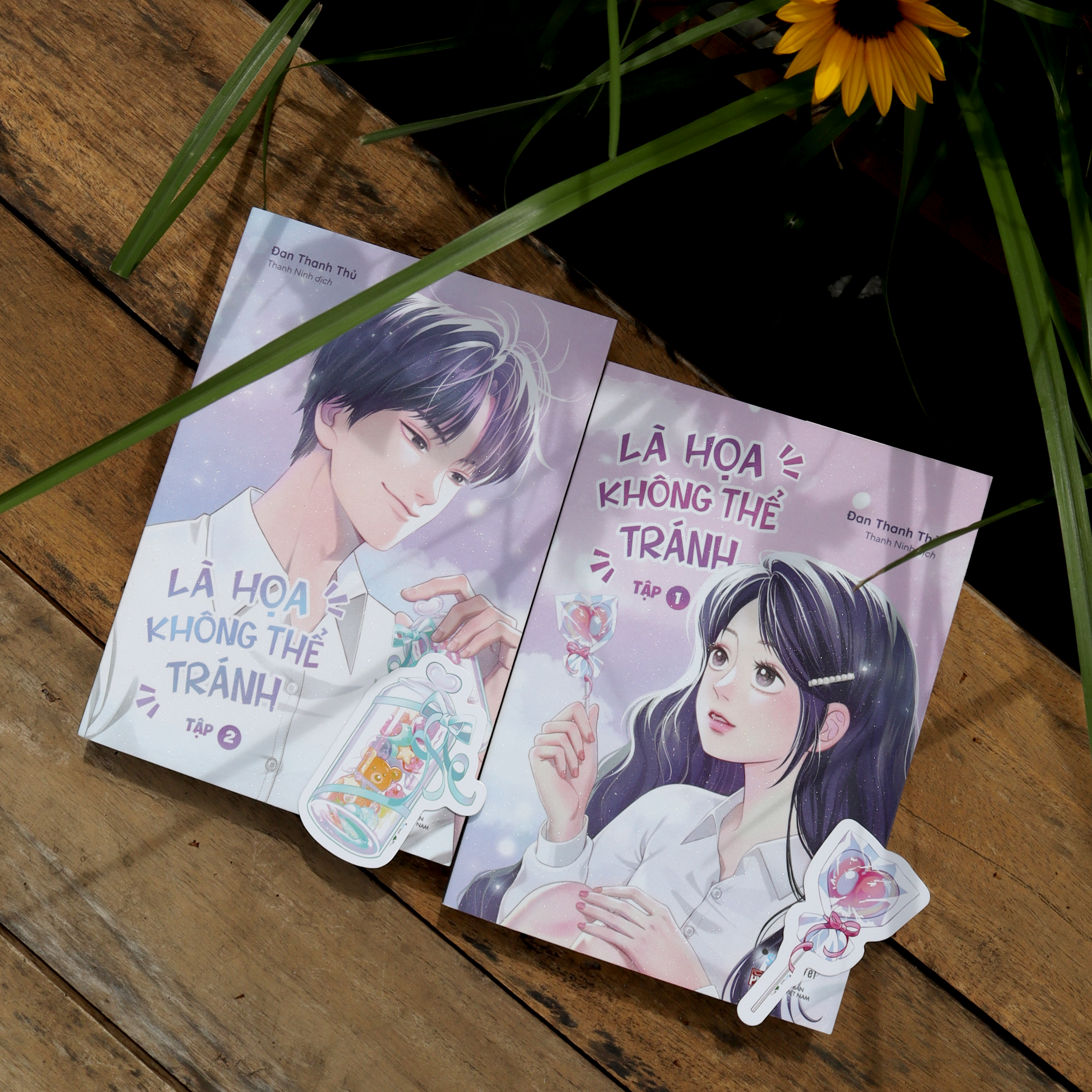 Bộ Sách Là Họa Không Thể Tránh - Tập 1 + Tập 2 (Bộ 2 Tập) - Bản Đặc Biệt - Tặng Kèm 2 Bookmark + 2 Card Bo Góc Cán Màng Kim Tuyến Tơ Tằm + 1 Acrylic Block - Ảnh 9