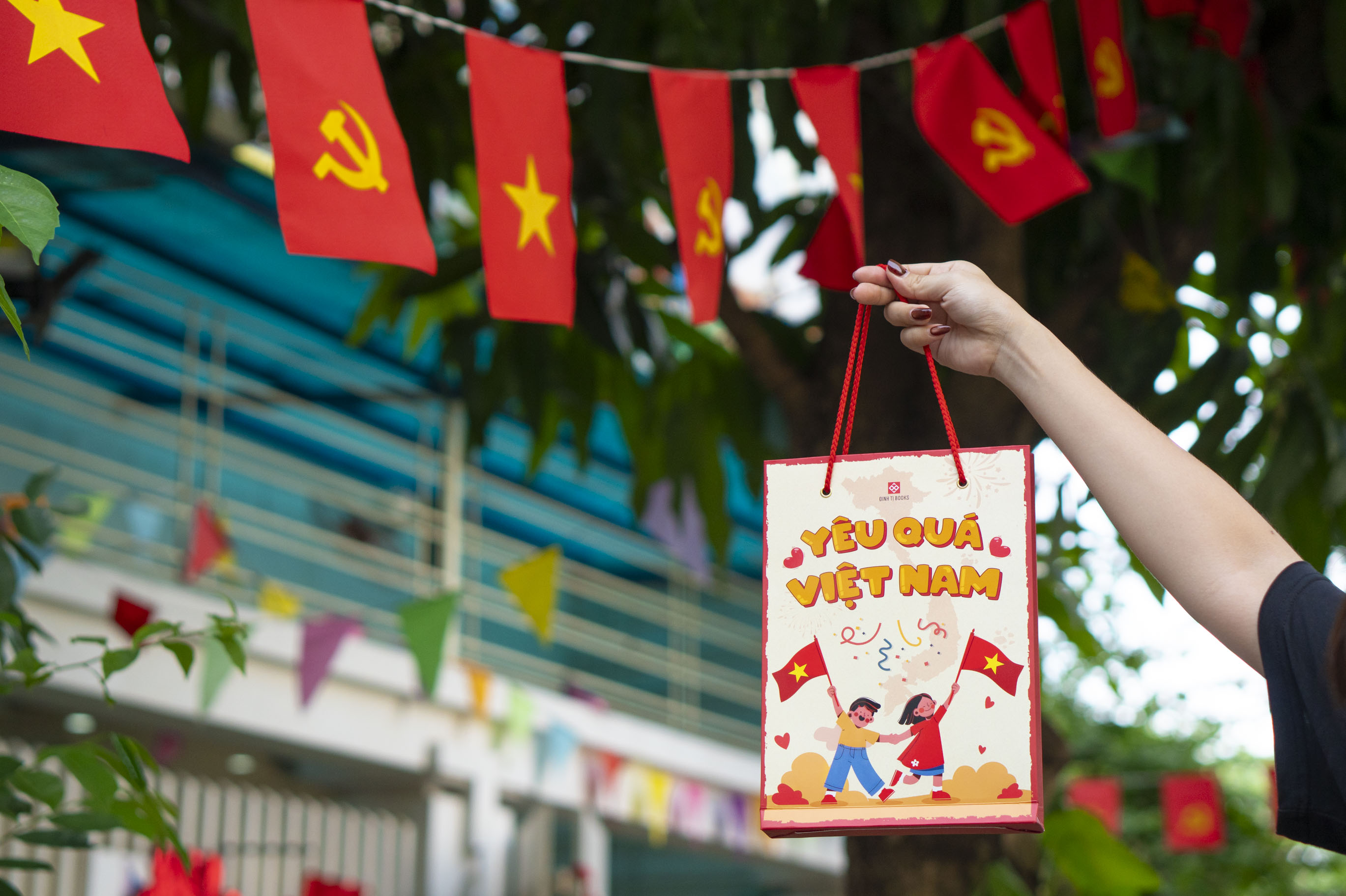 Bộ Sách Yêu Quá Việt Nam (Bộ 6 Cuốn) - Tặng Kèm Túi Đựng + Sticker + Bản Đồ Việt Nam - Ảnh 17