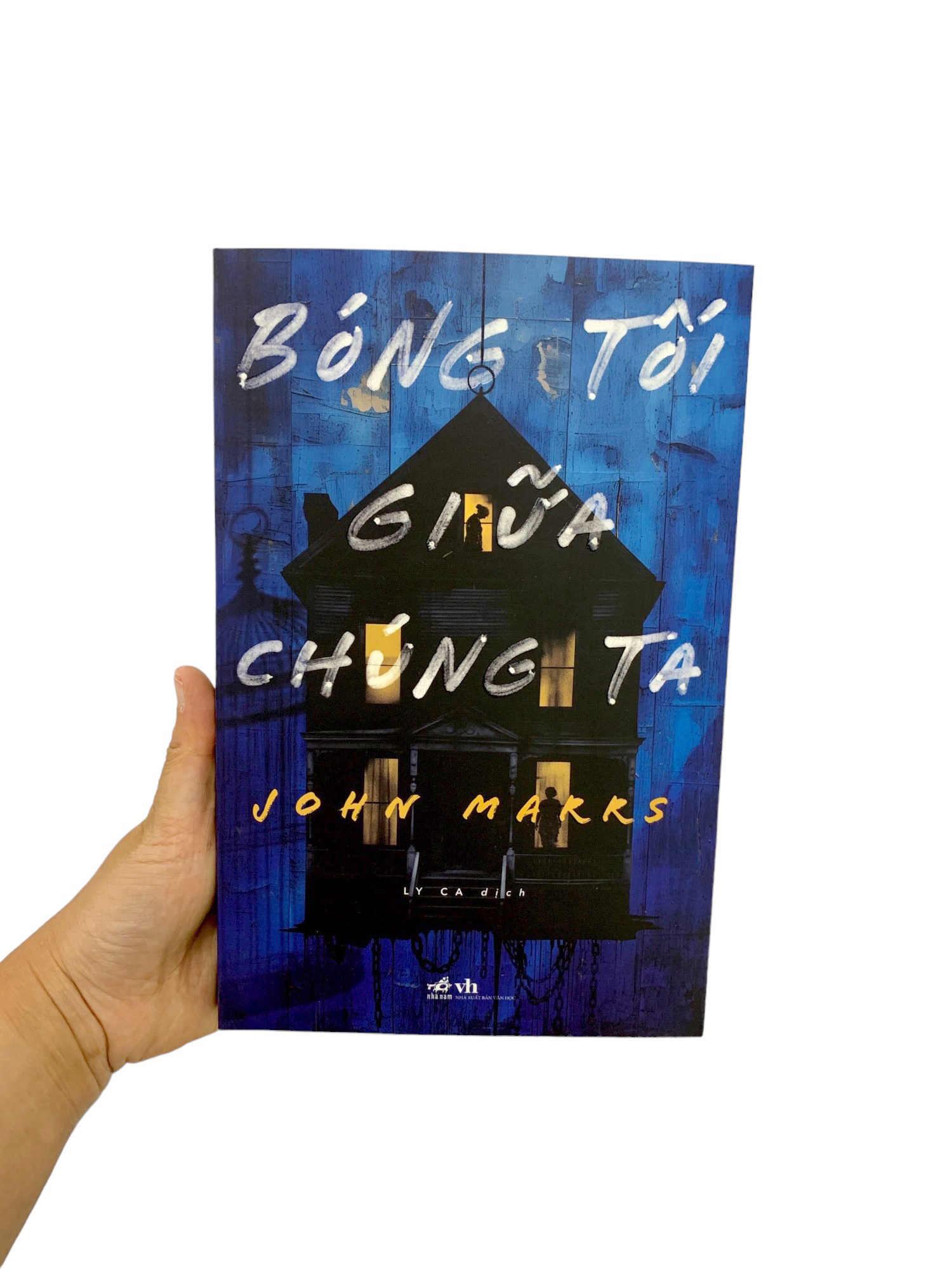 bóng tối giữa chúng ta - Ảnh 10