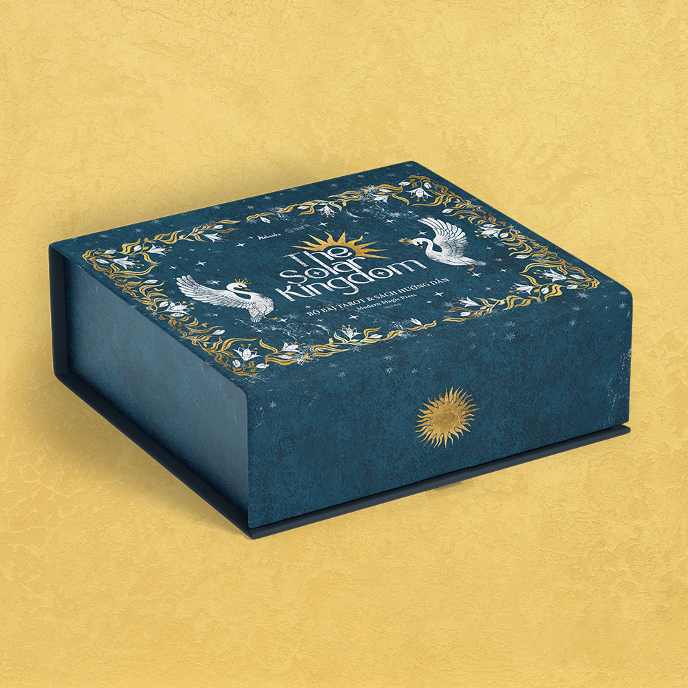 Boxset The Solar Kingdom Việt Hóa (Bộ Bài + Sách Hướng Dẫn) - Bản Đặc Biệt - Tặng Kèm Random Mẫu Lót Chuột + Lót Ly Gỗ Ép + Túi Nhung Mềm Cao Cấp - Ảnh 5