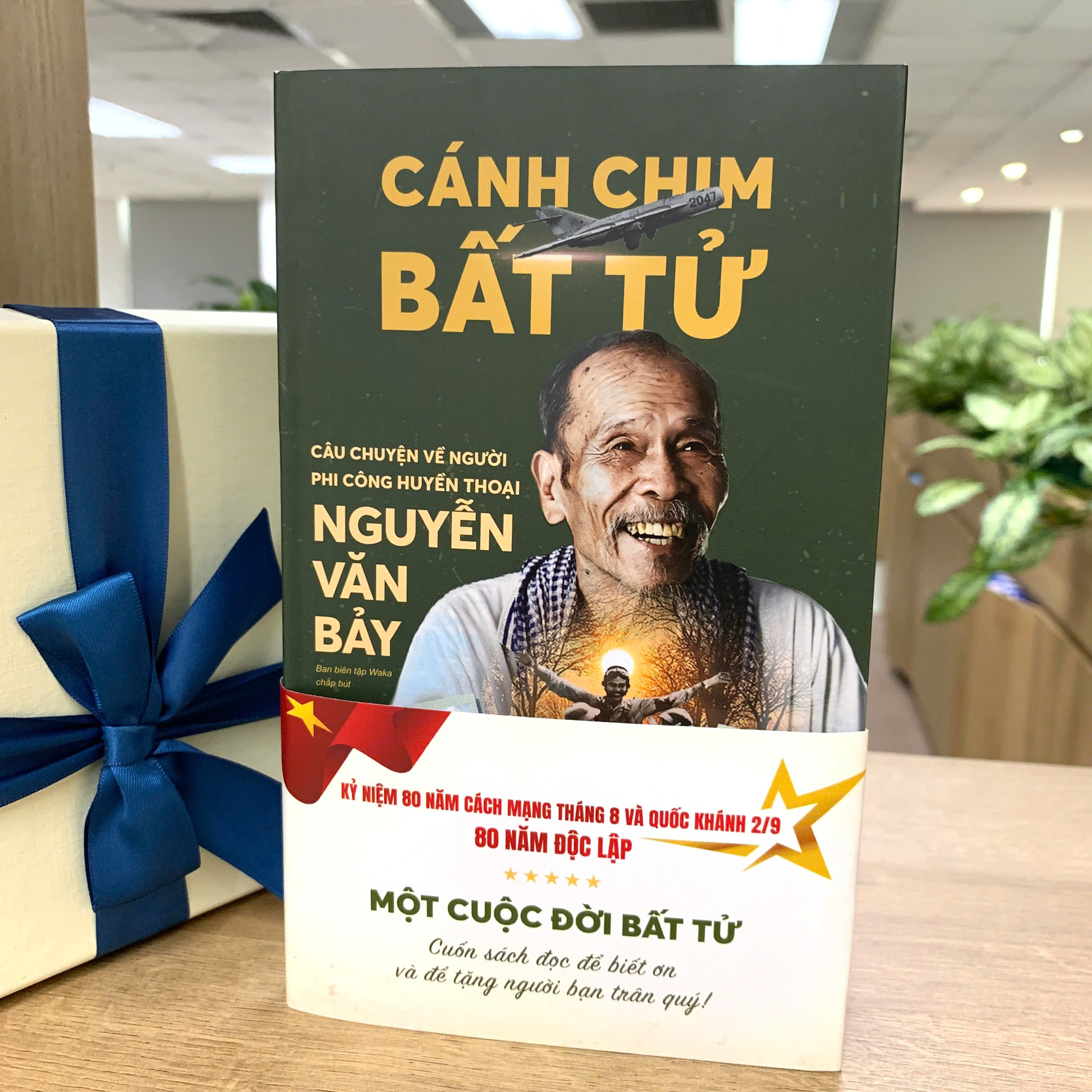 Cánh Chim Bất Tử - Câu Chuyện Về Người Phi Công Huyền Thoại Nguyễn Văn Bảy - Phiên Bản Kỷ Niệm 80 Năm - Tặng Kèm Bookmark + Postcard - Ảnh 8