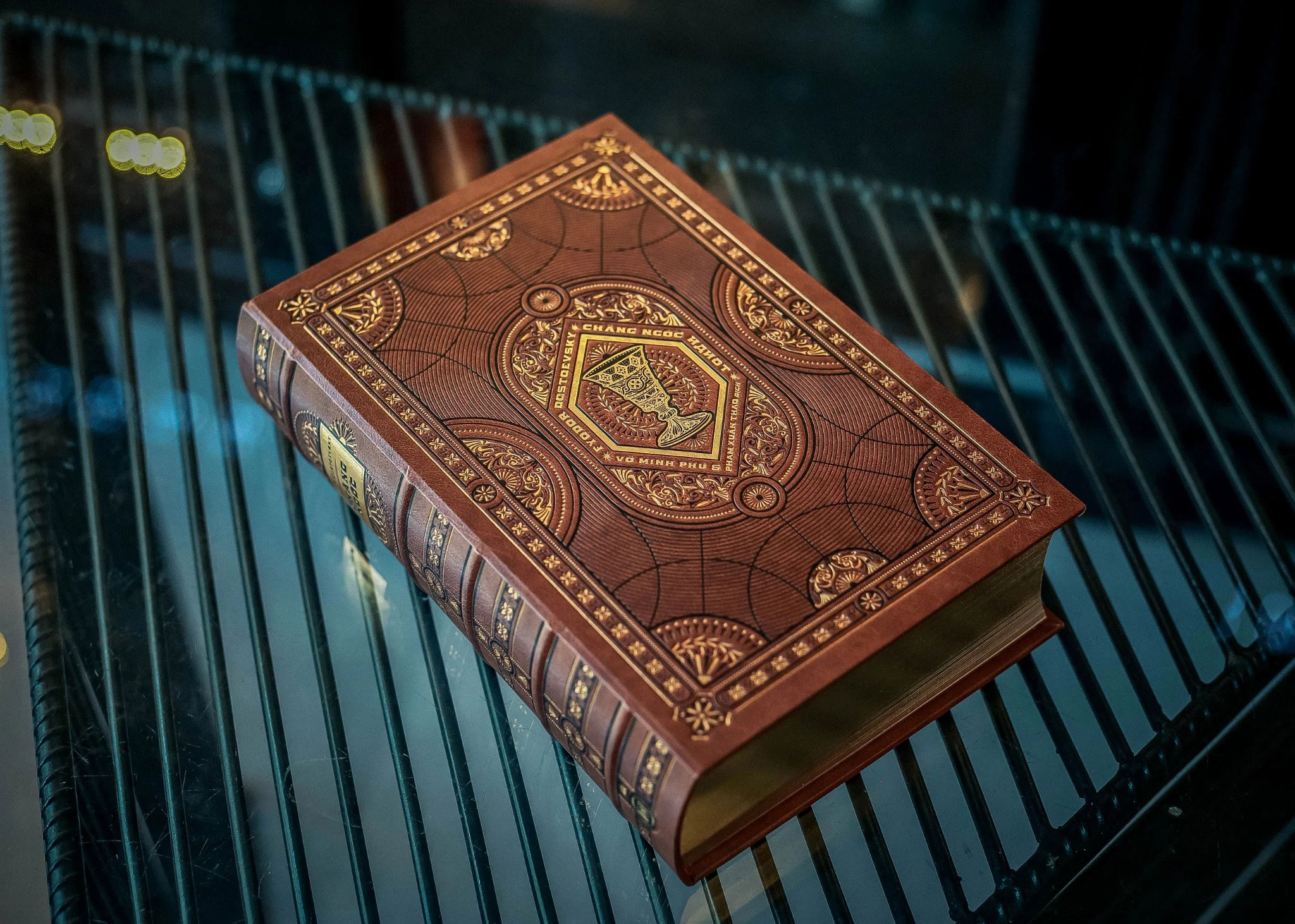 chàng ngốc - ấn bản giới hạn - bìa giấy vân da - Ảnh 6