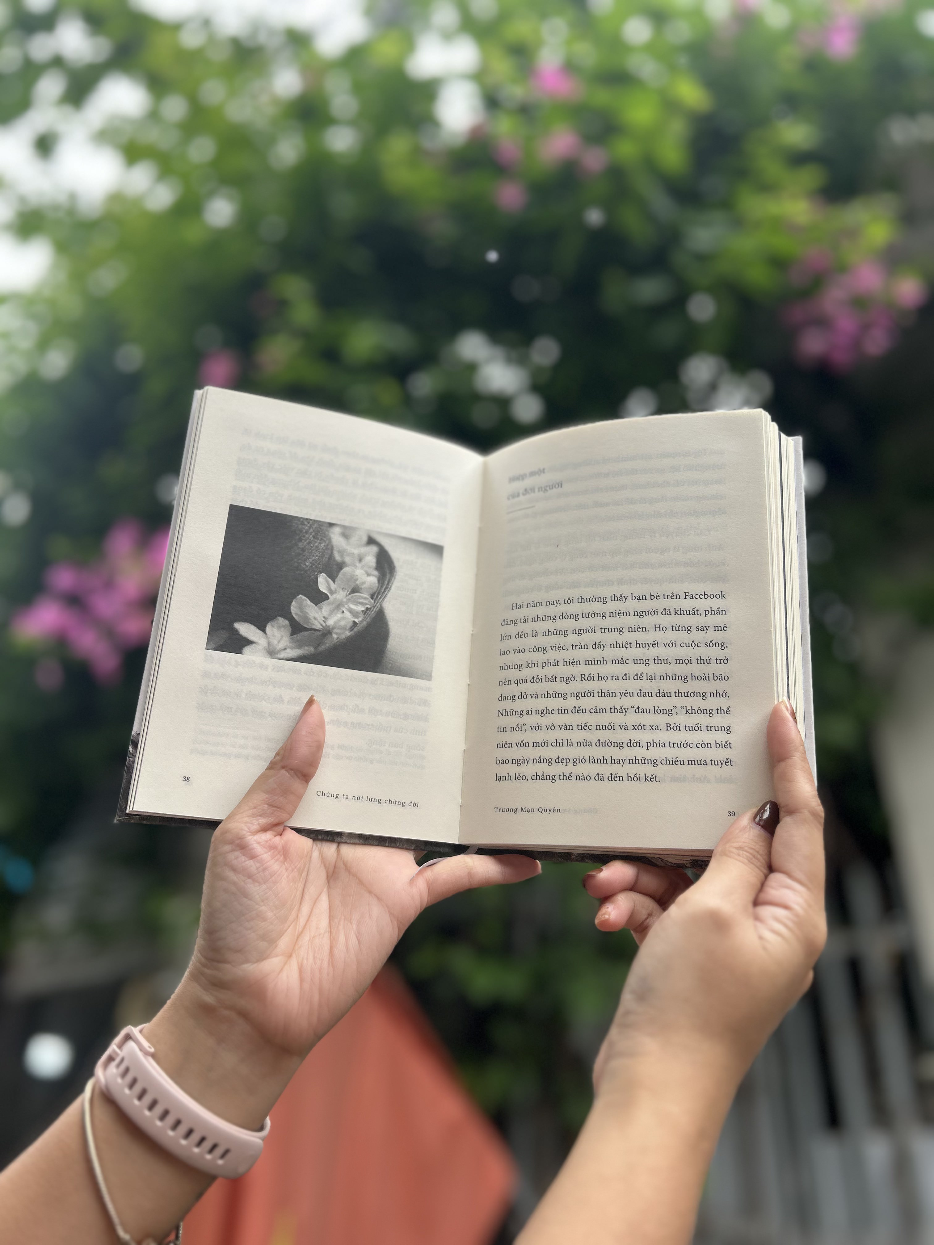 Chúng Ta Nơi Lưng Chừng Đời - Bìa Cứng - Ảnh 4