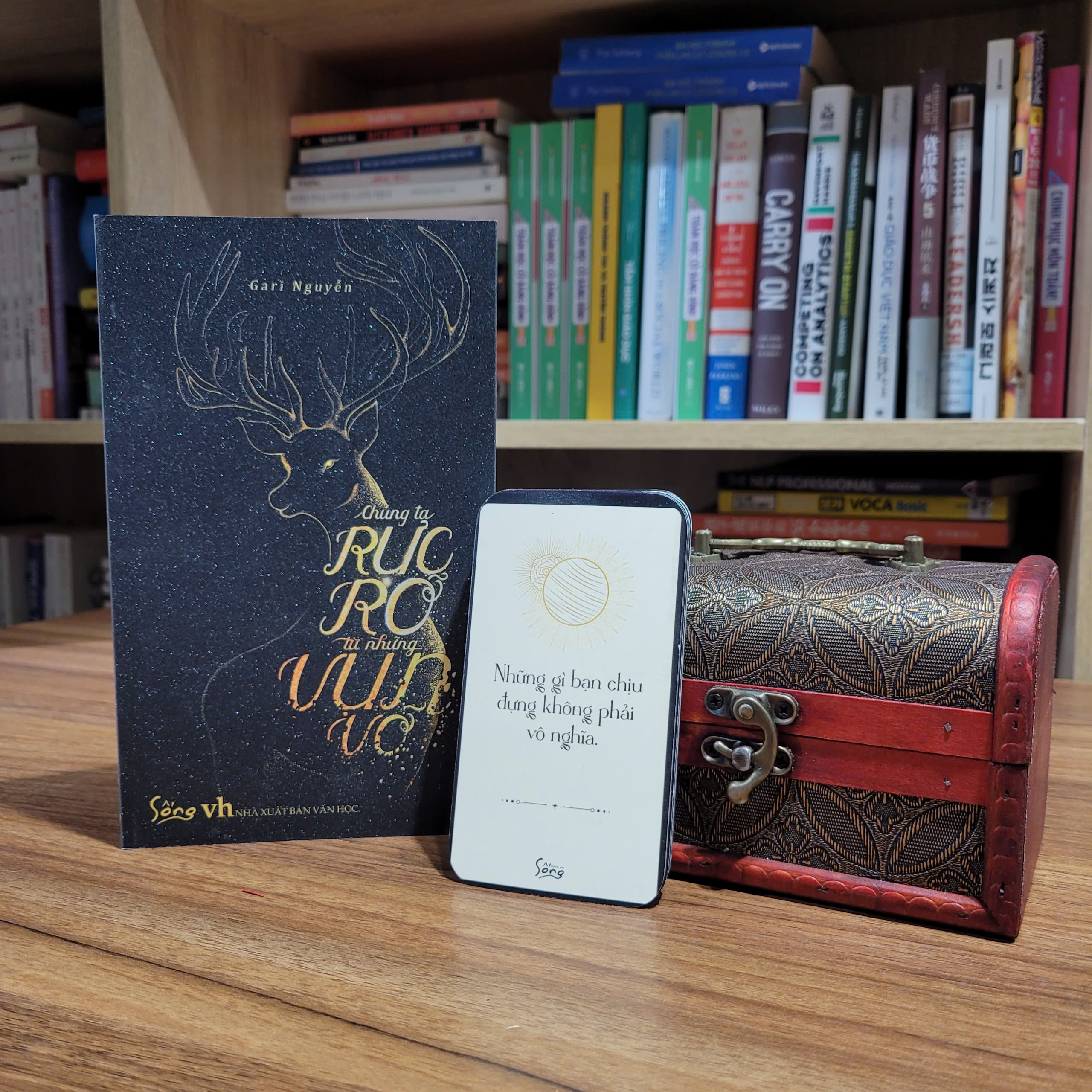 Chúng Ta Rực Rỡ Từ Những Vụn Vỡ - Phiên Bản Giới Hạn - Tặng Kèm Chữ Ký Và Lời Chúc Từ Tác Giả + Hộp Bài 30 Lá Được Thiết Kế Độc Bản + Hộp Châu Báu Nhỏ Xinh - Ảnh 5