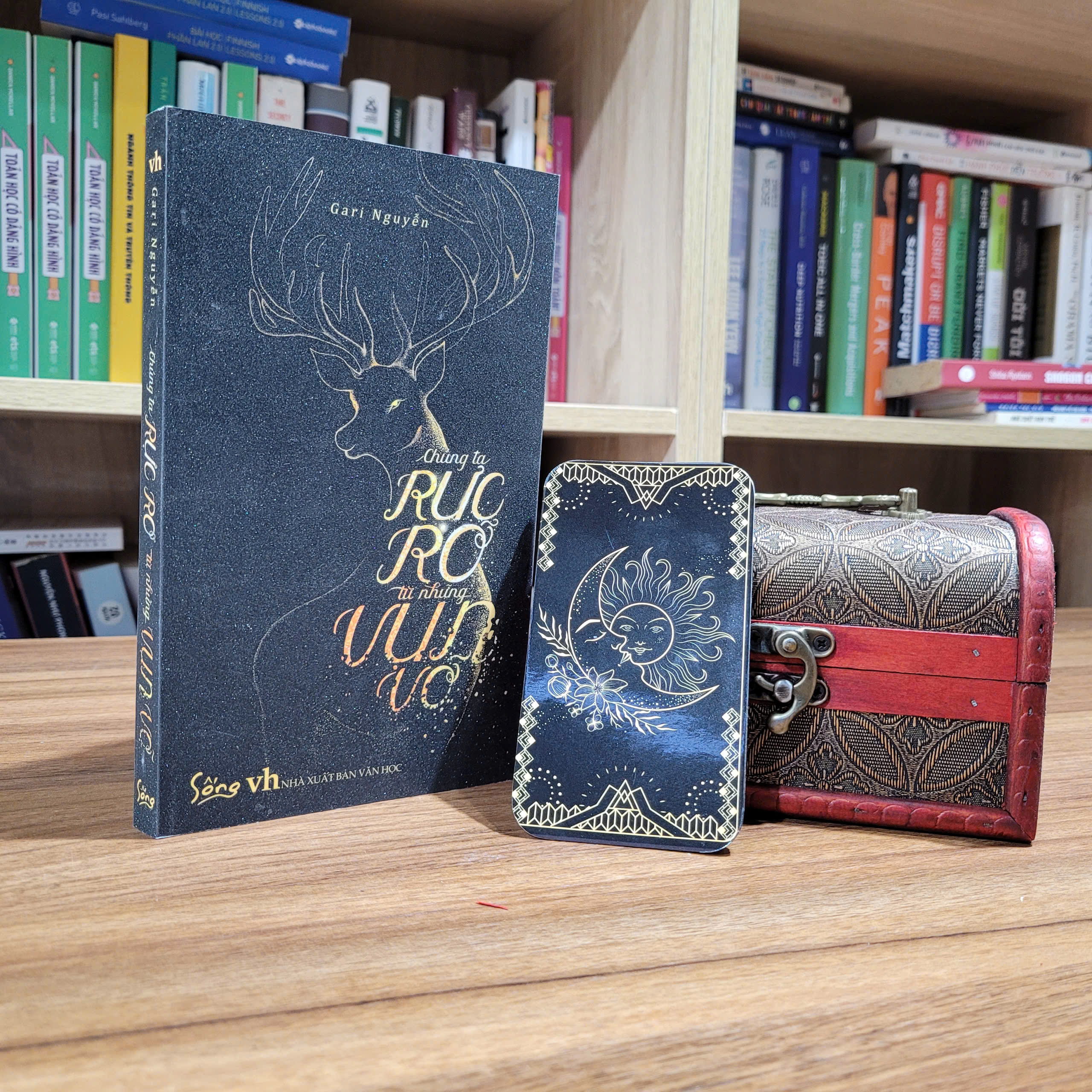 Chúng Ta Rực Rỡ Từ Những Vụn Vỡ - Phiên Bản Giới Hạn - Tặng Kèm Chữ Ký Và Lời Chúc Từ Tác Giả + Hộp Bài 30 Lá Được Thiết Kế Độc Bản + Hộp Châu Báu Nhỏ Xinh - Ảnh 6