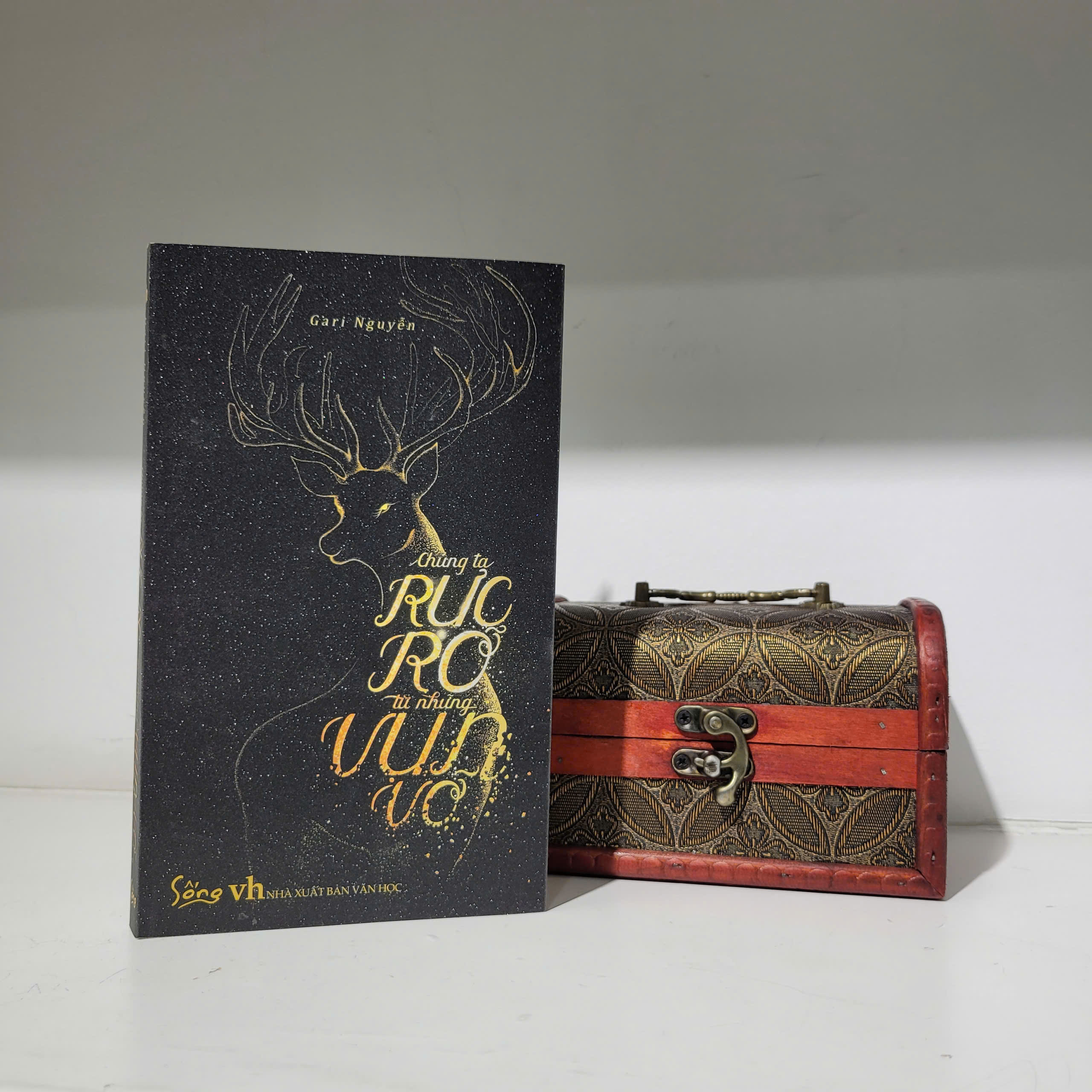 Chúng Ta Rực Rỡ Từ Những Vụn Vỡ - Phiên Bản Giới Hạn - Tặng Kèm Chữ Ký Và Lời Chúc Từ Tác Giả + Hộp Bài 30 Lá Được Thiết Kế Độc Bản + Hộp Châu Báu Nhỏ Xinh - Ảnh 7