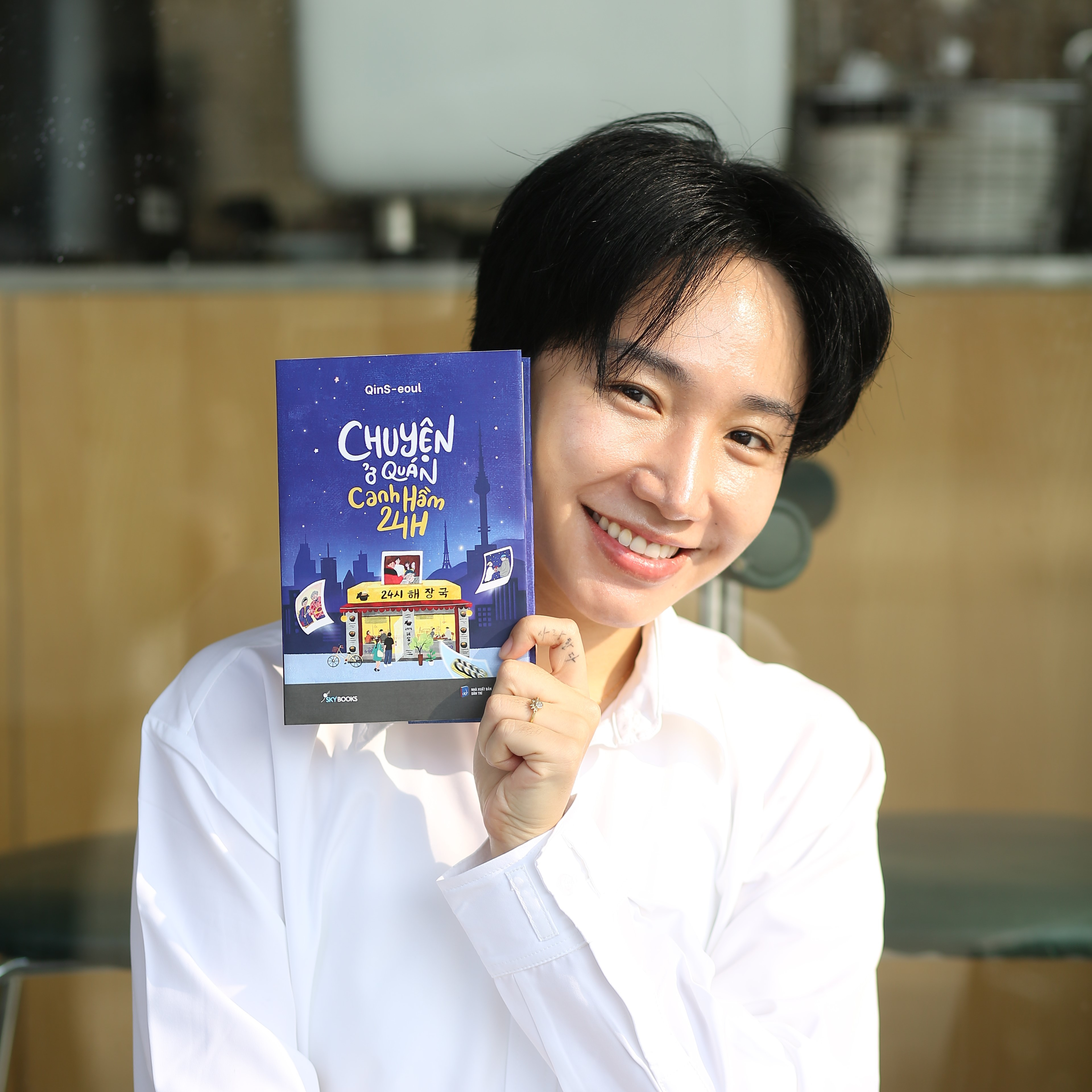 chuyện ở quán canh hầm 24h - bản đặc biệt - tặng kèm 1 bookmark + 5 postcard tô màu - Ảnh 4