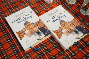 compassion - tình thương - bìa cứng - Ảnh 4