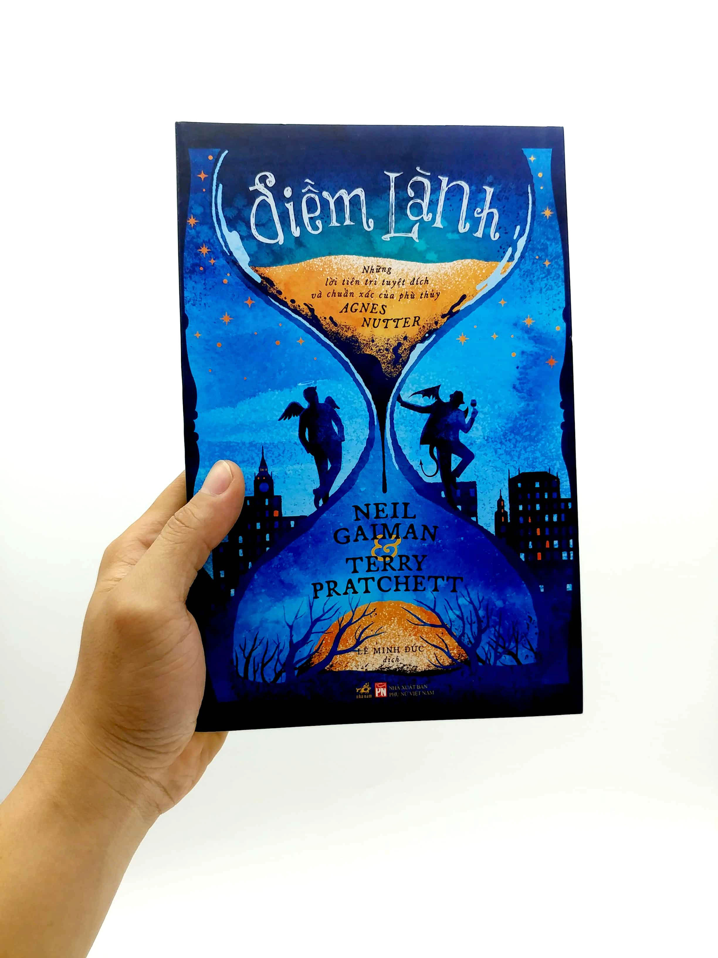 điềm lành - những lời tiên tri tuyệt đích và chuẩn xác của phù thủy agnes nutter - Ảnh 7