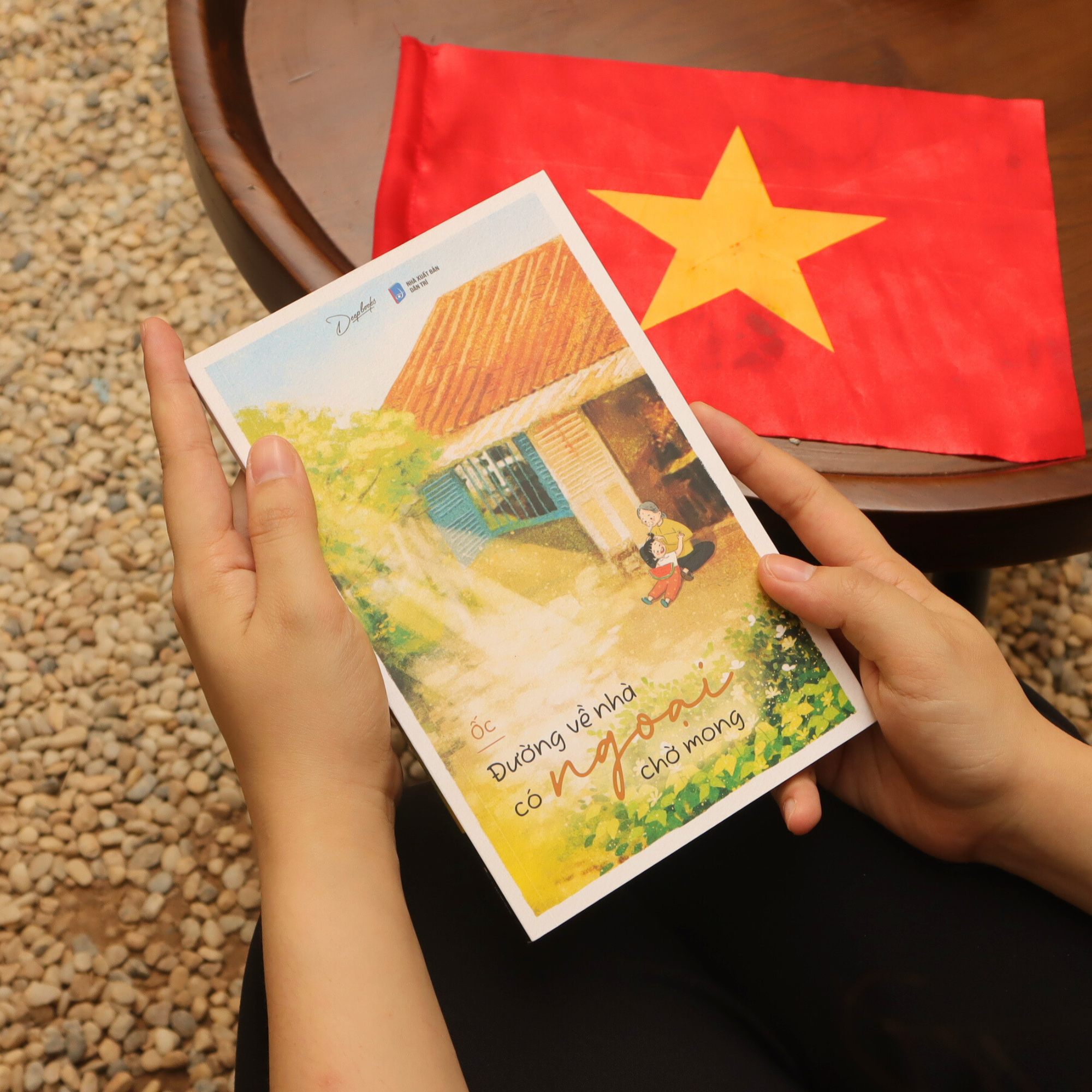đường về nhà có ngoại chờ mong - bản đặc biệt - tặng kèm bookmark + postcard - Ảnh 7