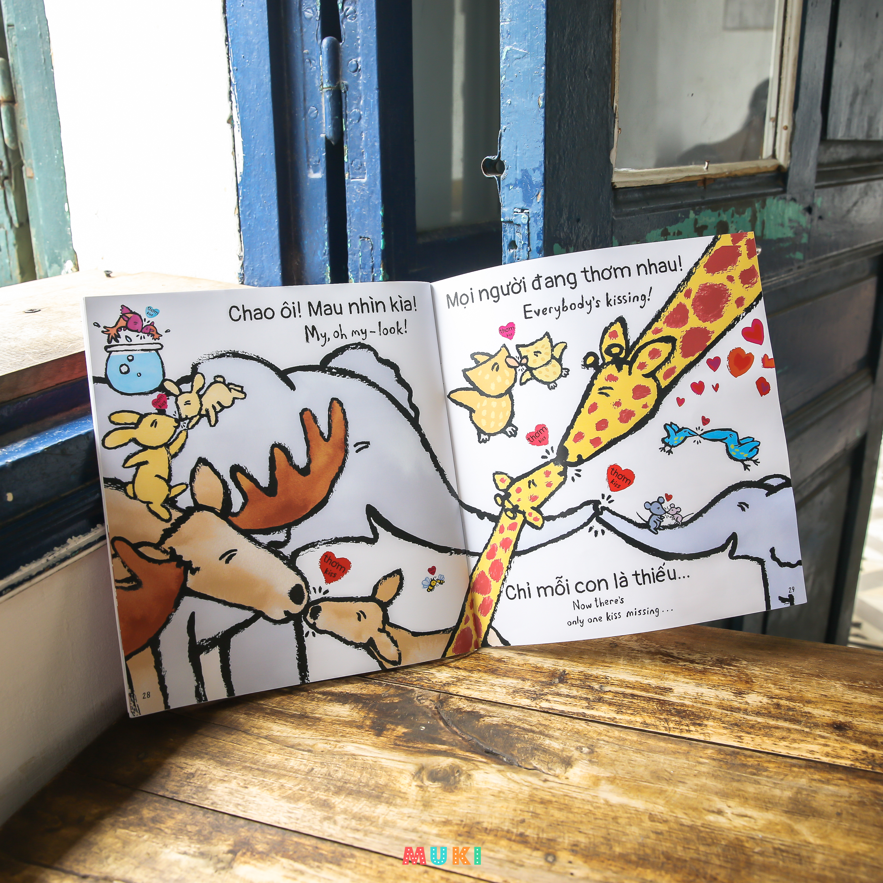ehon song ngữ anh - việt - thơm như thế này! - a kiss like this! (từ 1 - 6 tuổi) - Ảnh 4