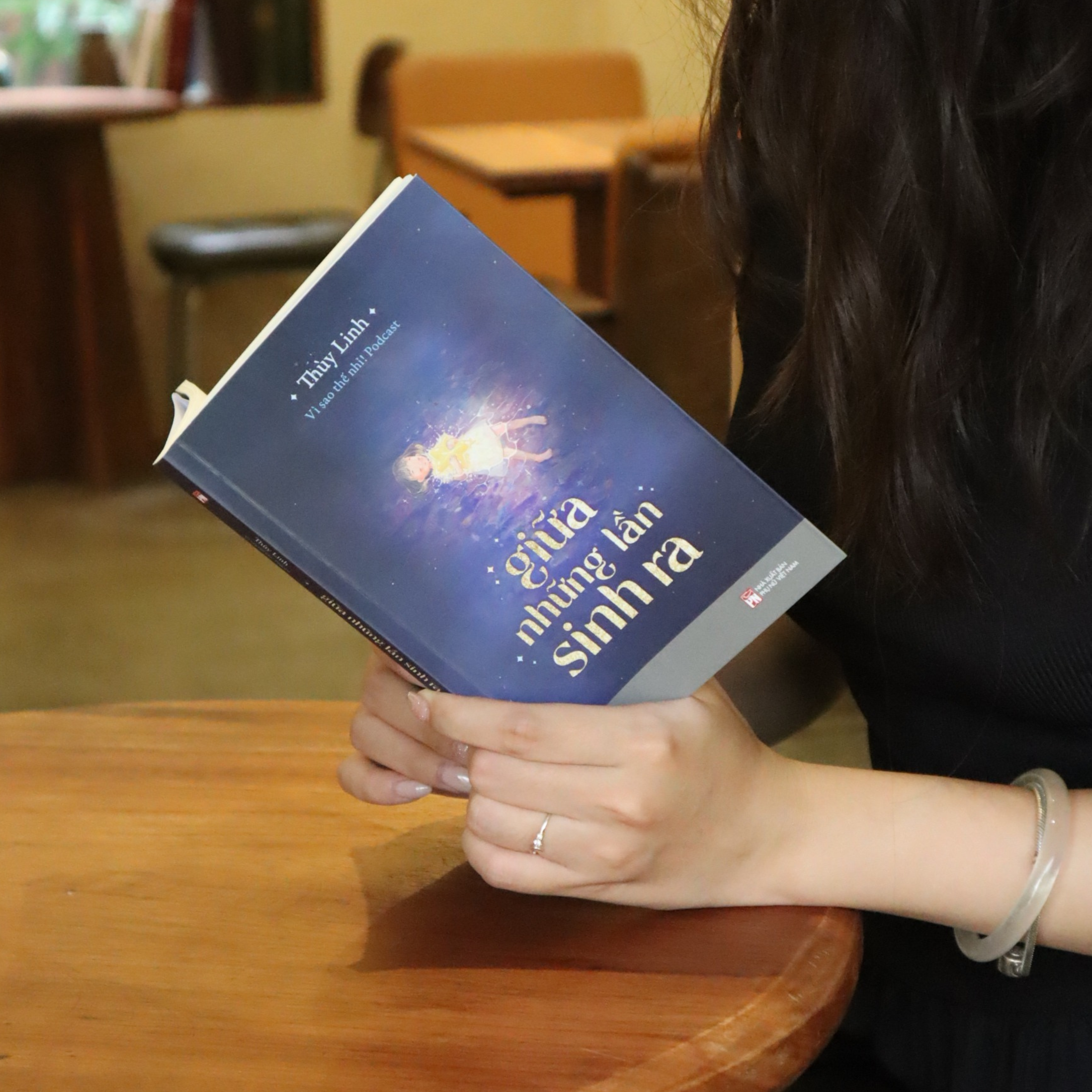 Giữa Những Lần Sinh Ra - Ảnh 4