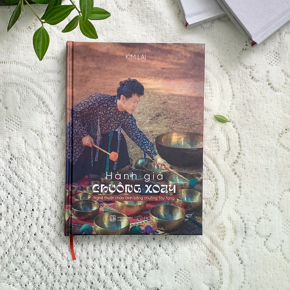 hành giả chuông xoay - nghệ thuật chữa lành bằng chuông tây tạng - bìa cứng - Ảnh 2