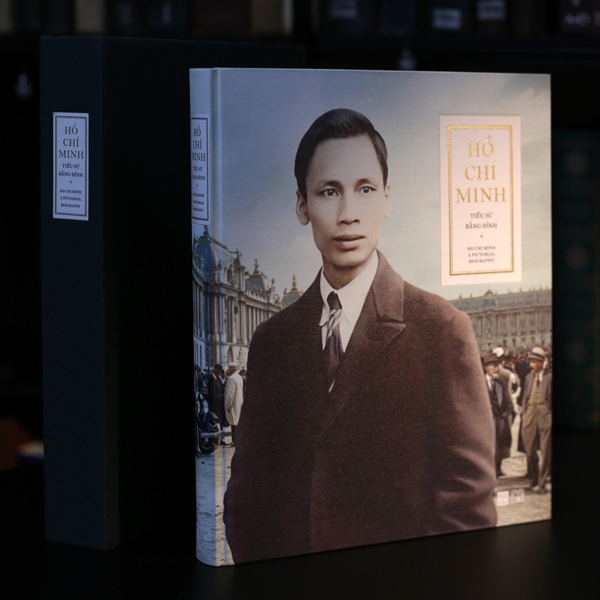 Hồ Chí Minh - Tiểu Sử Bằng Hình - Ấn Bản Giới Hạn - Bìa Vải