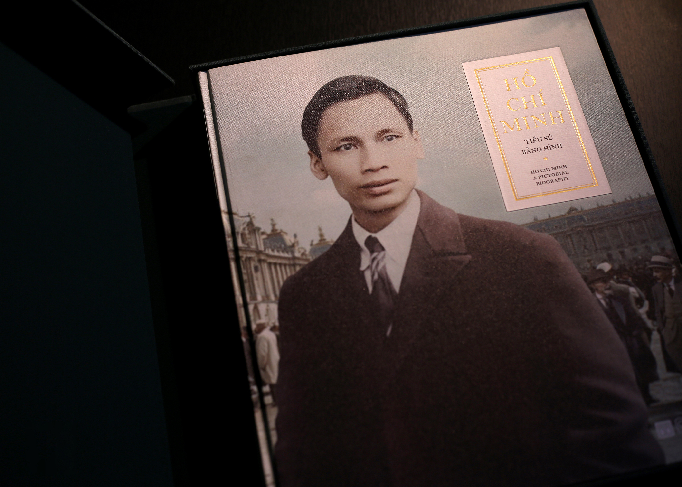 Hồ Chí Minh - Tiểu Sử Bằng Hình - Ấn Bản Giới Hạn - Bìa Vải - Ảnh 10