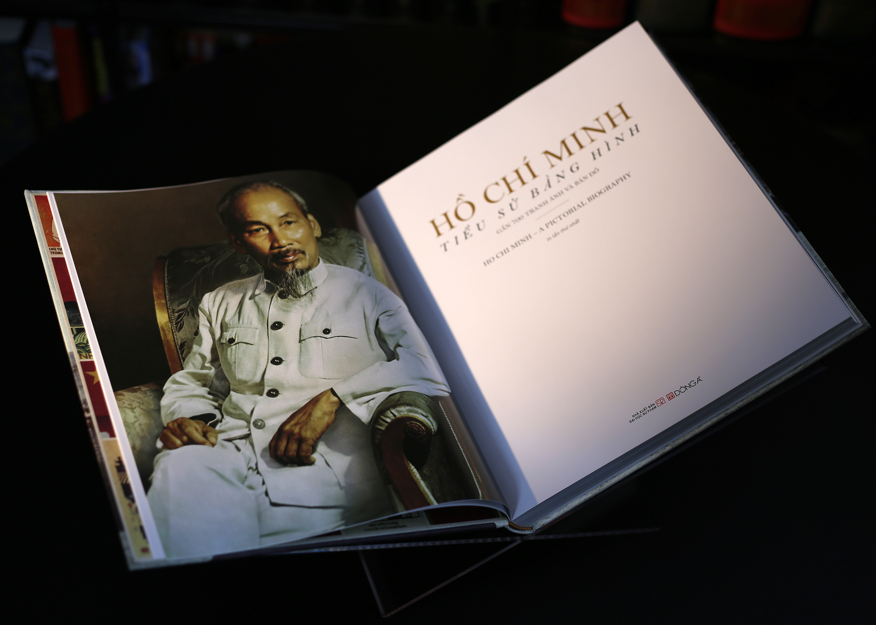 Hồ Chí Minh - Tiểu Sử Bằng Hình - Ấn Bản Giới Hạn - Bìa Vải - Ảnh 12