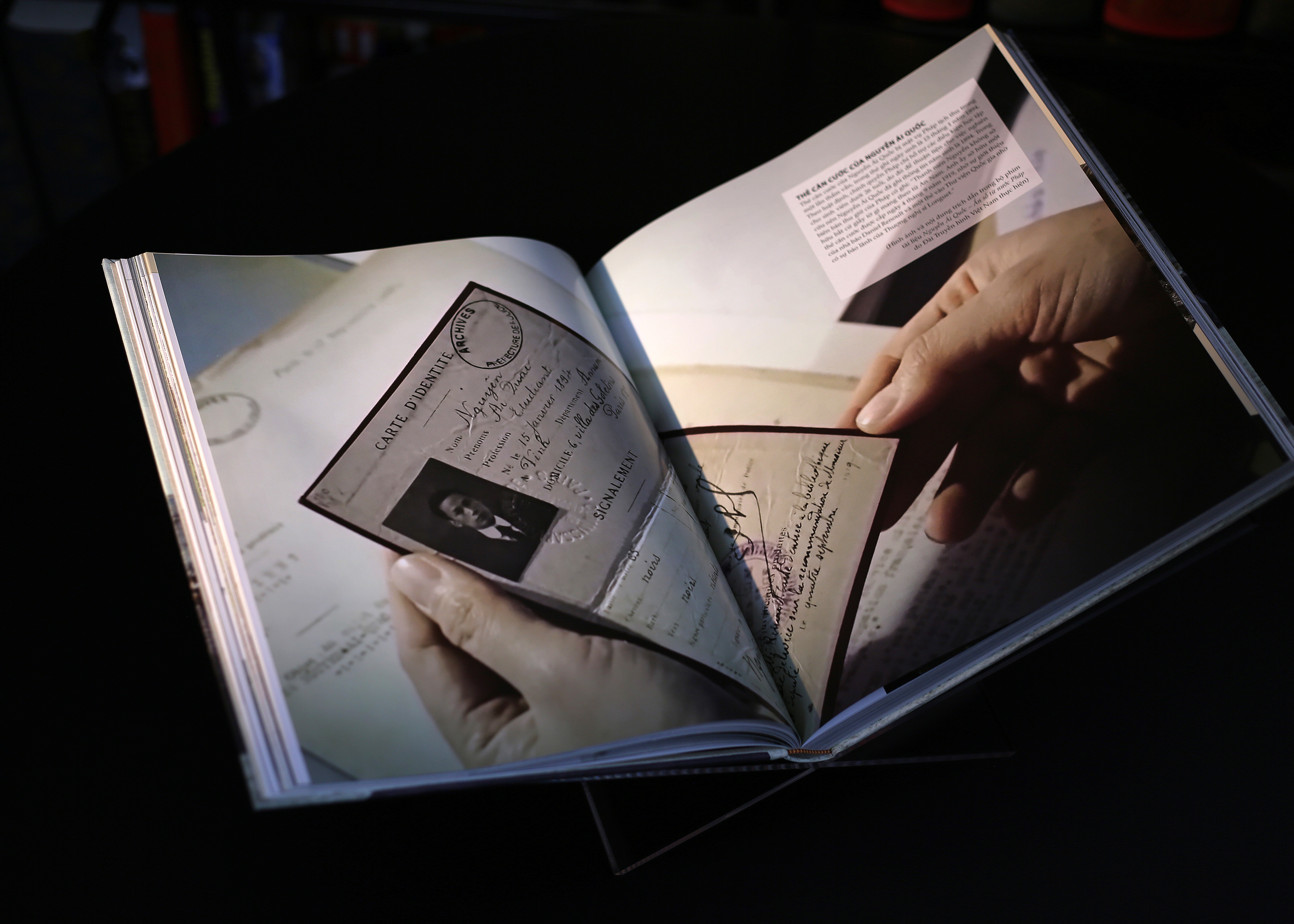 Hồ Chí Minh - Tiểu Sử Bằng Hình - Ấn Bản Giới Hạn - Bìa Vải - Ảnh 13