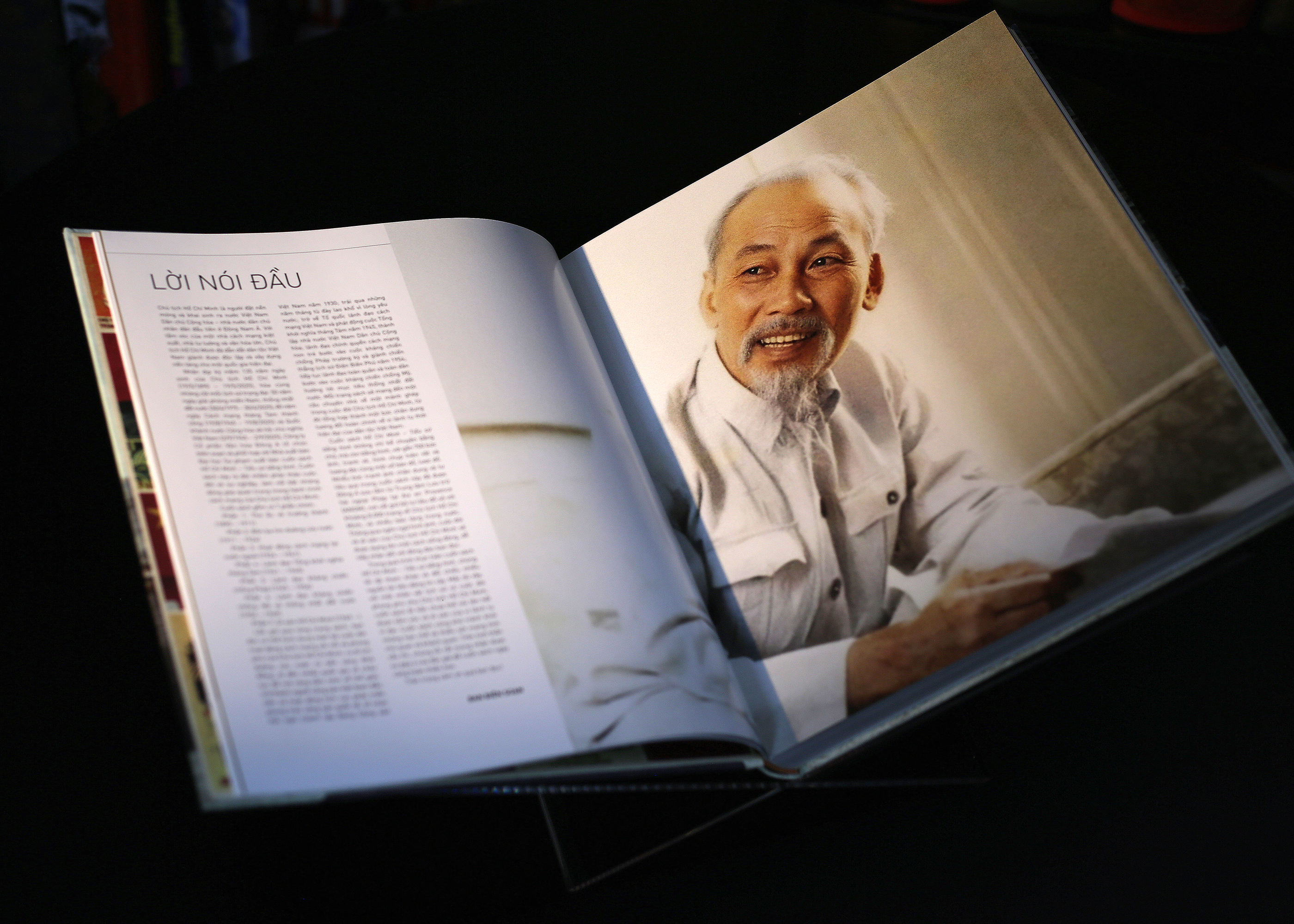 Hồ Chí Minh - Tiểu Sử Bằng Hình - Ấn Bản Giới Hạn - Bìa Vải - Ảnh 14