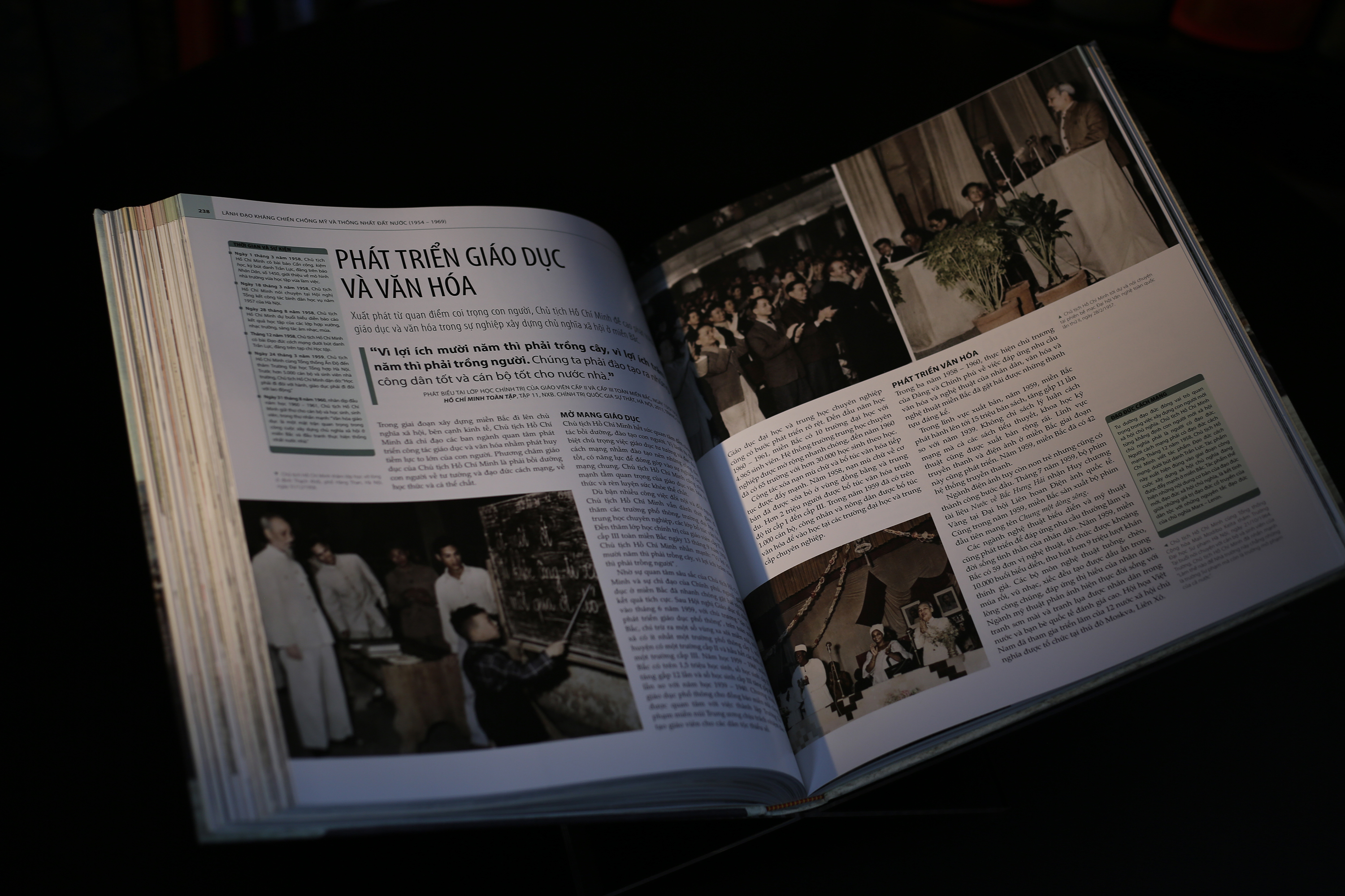 Hồ Chí Minh - Tiểu Sử Bằng Hình - Ấn Bản Giới Hạn - Bìa Vải - Ảnh 15