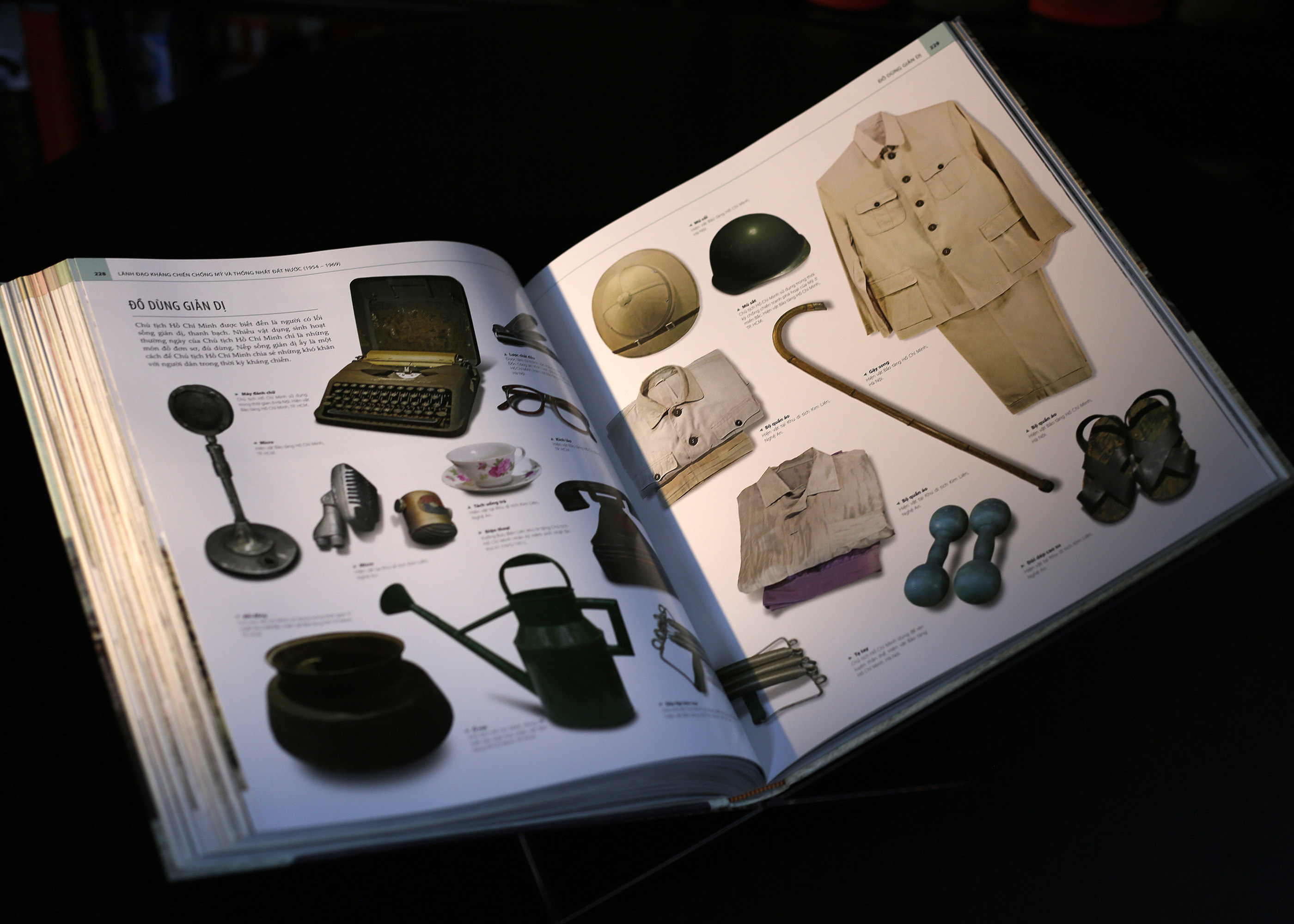 Hồ Chí Minh - Tiểu Sử Bằng Hình - Ấn Bản Giới Hạn - Bìa Vải - Ảnh 17