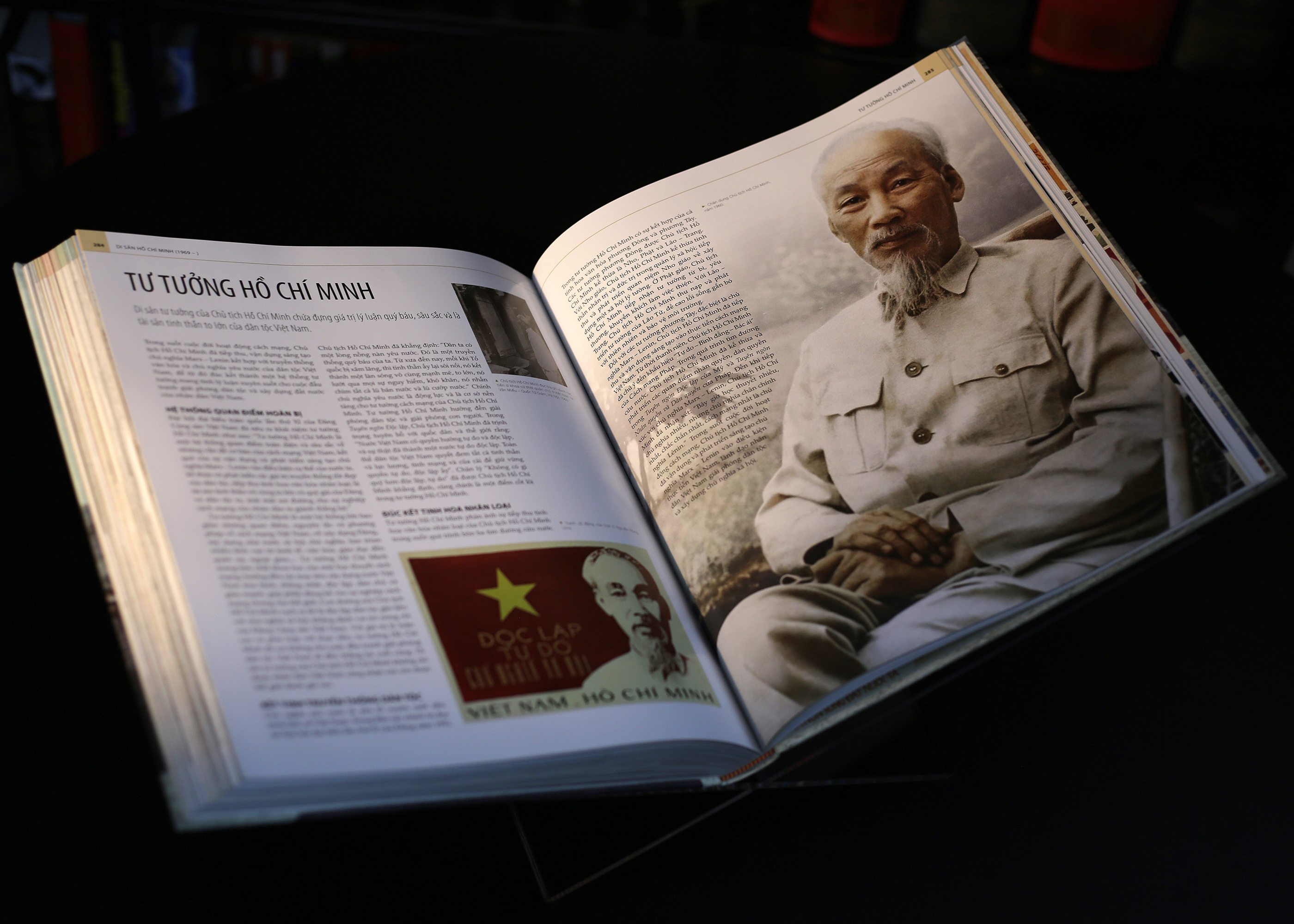 Hồ Chí Minh - Tiểu Sử Bằng Hình - Ấn Bản Giới Hạn - Bìa Vải - Ảnh 19